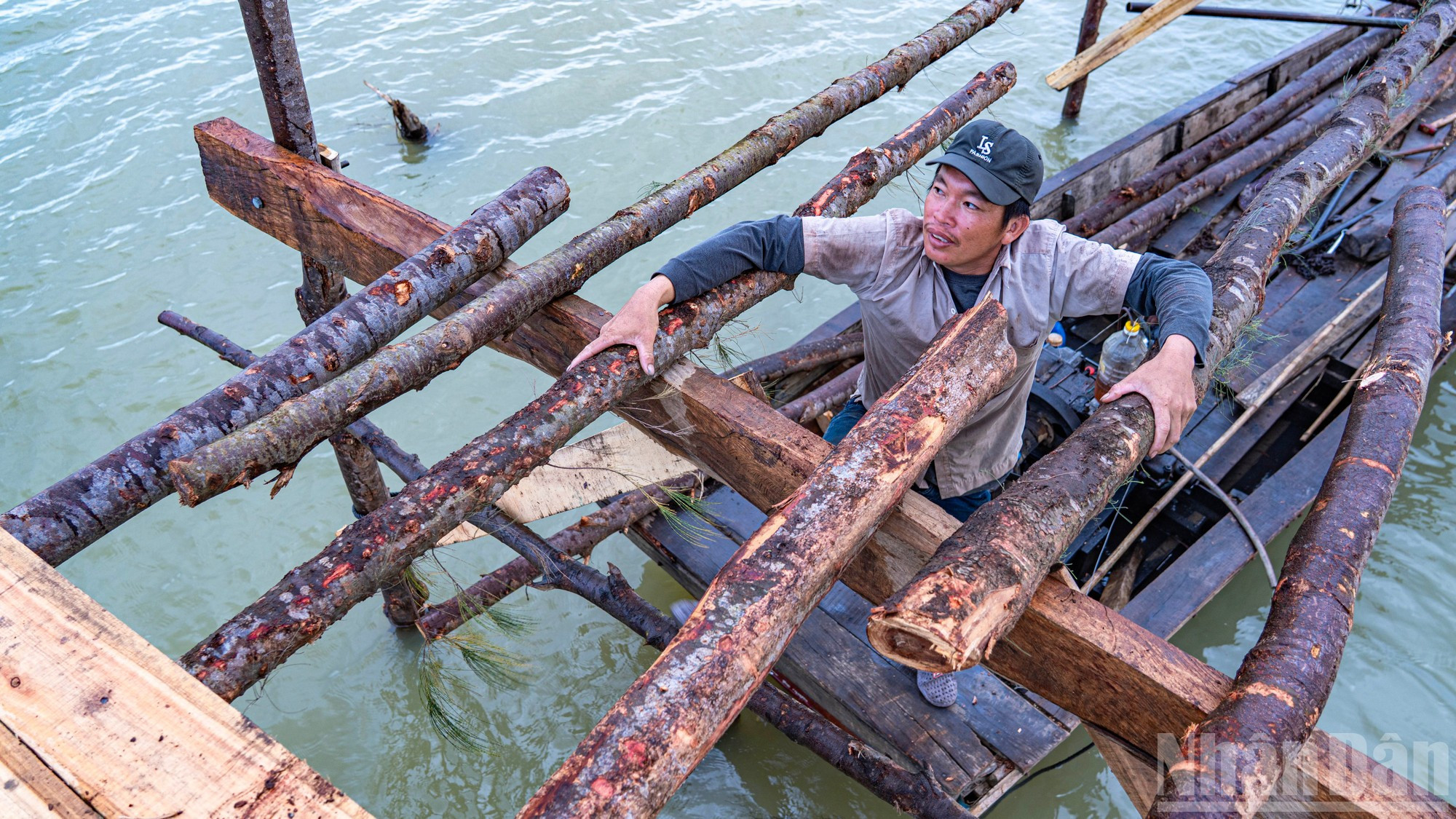 Один из рабочих прилагает максимум усилий, чтобы точно установить опорные столбы на нужное место.