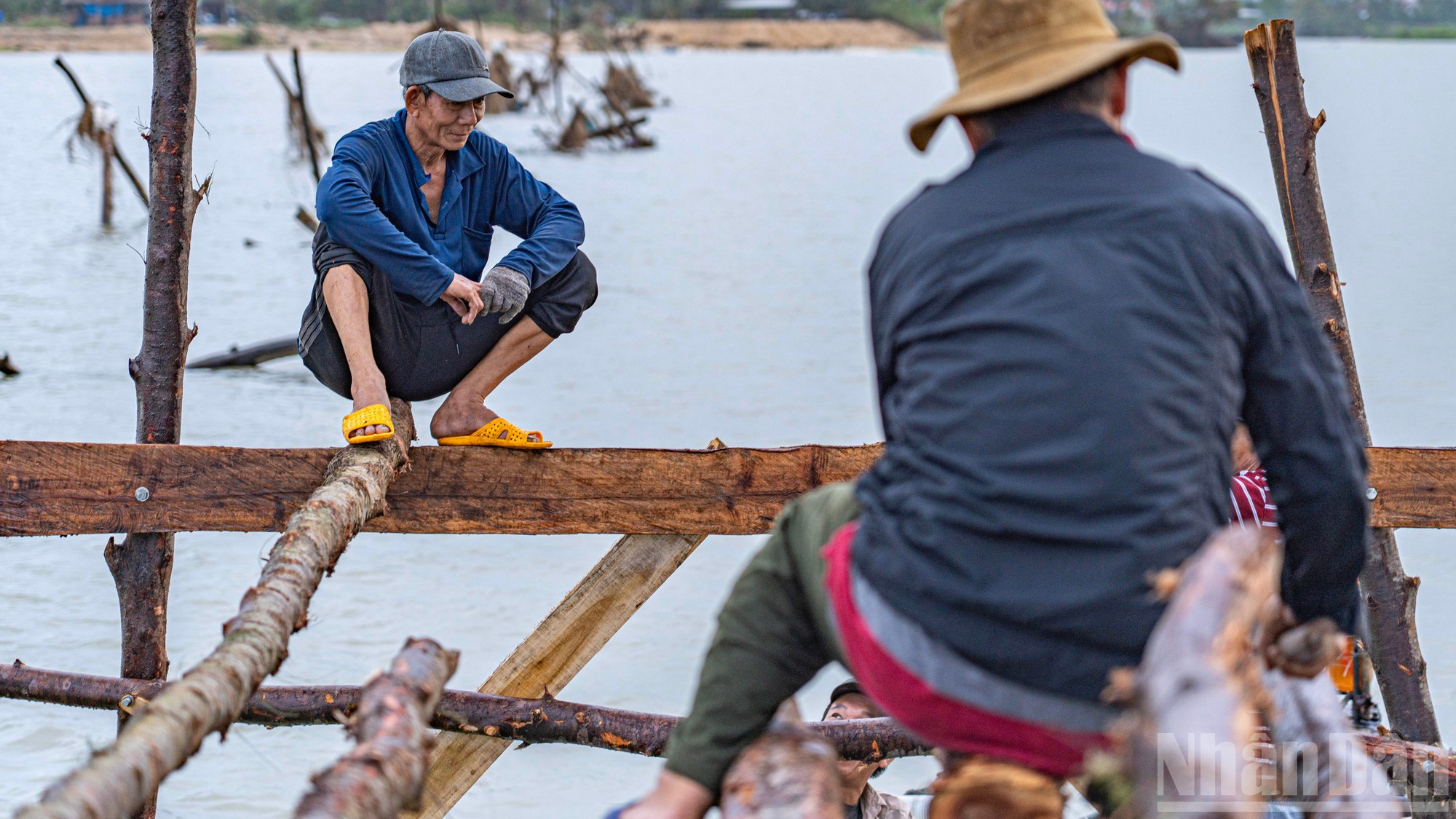Несмотря на тяжелую работу, улыбки и радость постоянно присутствуют на этой «стройплощадке».