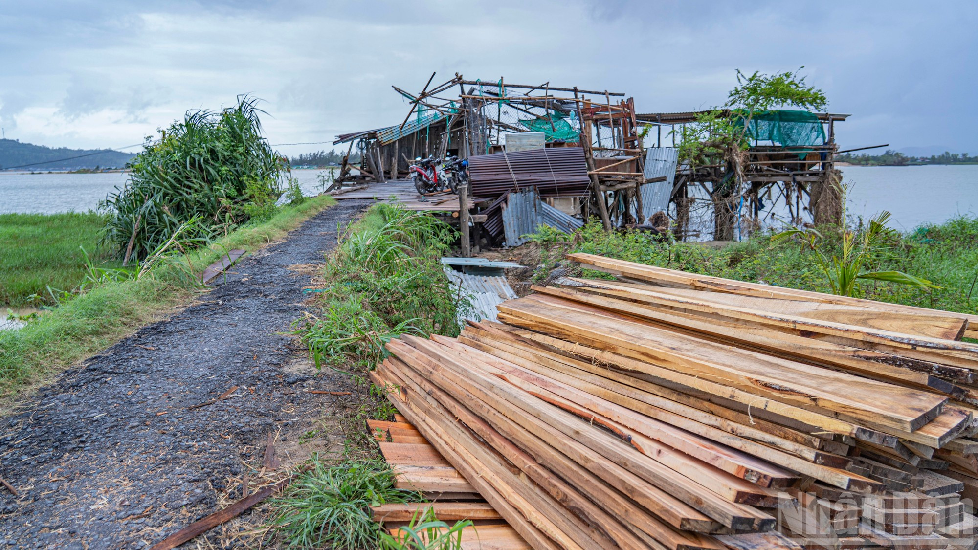 Тысячи деревянных досок шириной от 15 до 20 см были собраны и доставлены на «стройплощадку».