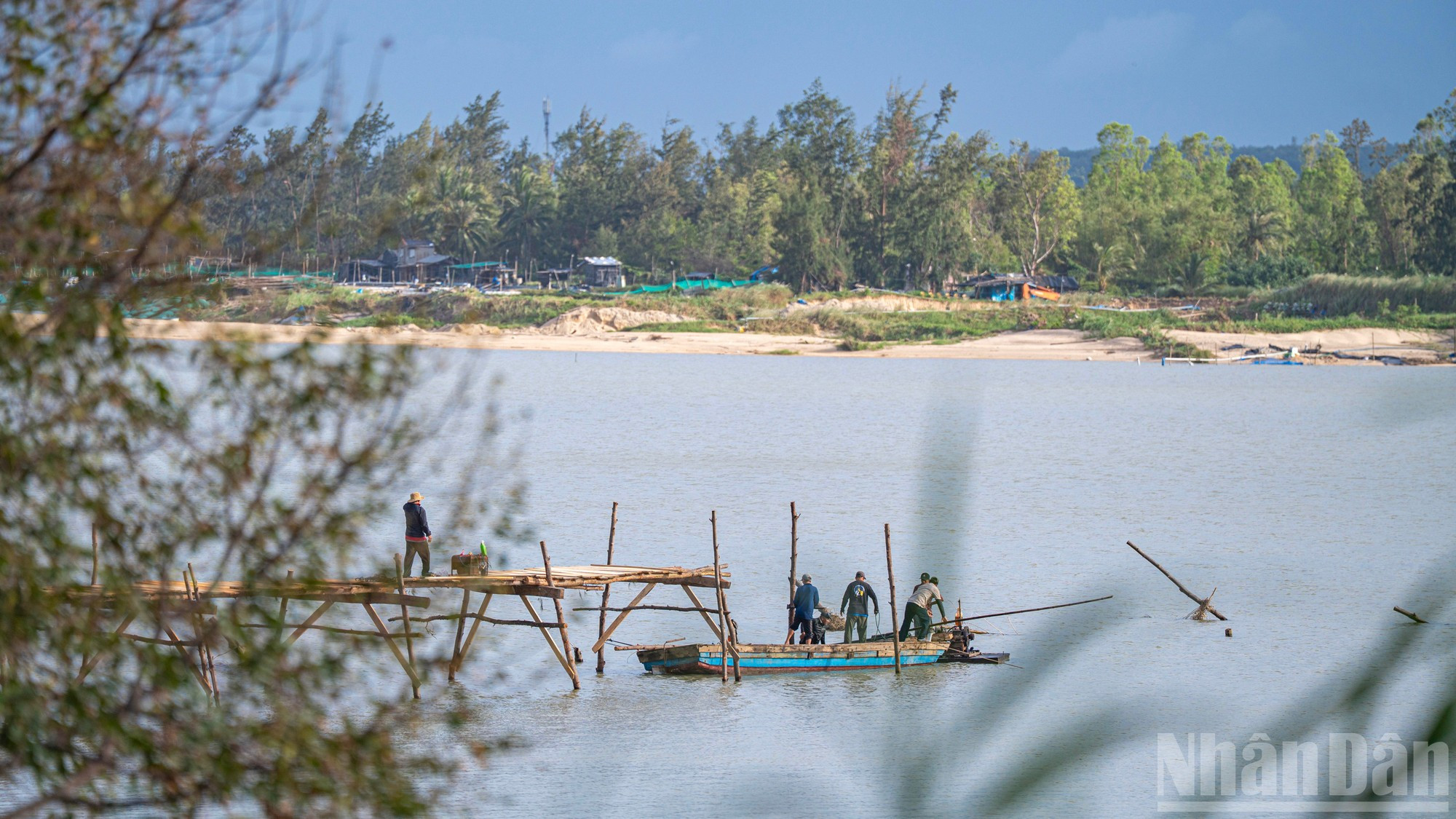 С тех пор, помимо обеспечения транспортного сообщения, это место превратилось в популярную туристическую достопримечательность и точку «чек-ина» на туристической карте провинции Фуйен.