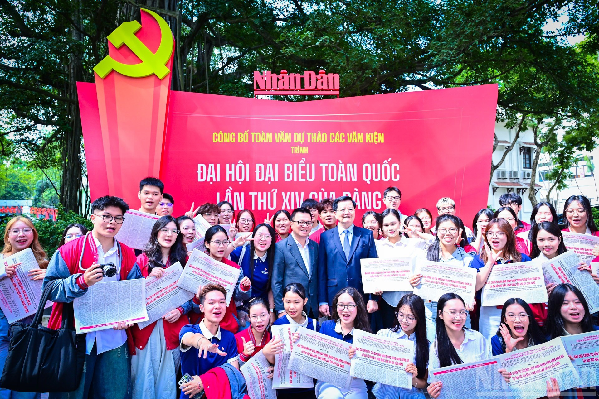 Руководители и гости посещают экспозицию и фотографируются на память вместе с молодыми читателями.