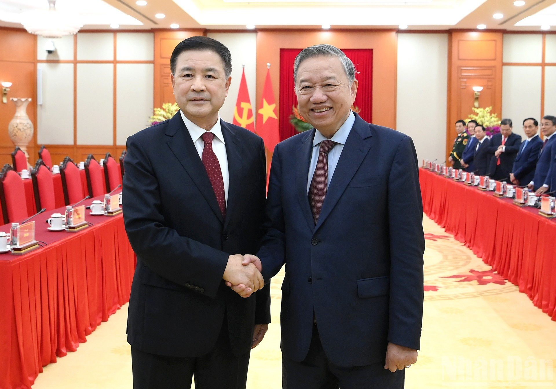 Генеральный секретарь ЦК КПВ То Лам и Министр общественной безопасности Китая Ван Сяохун.