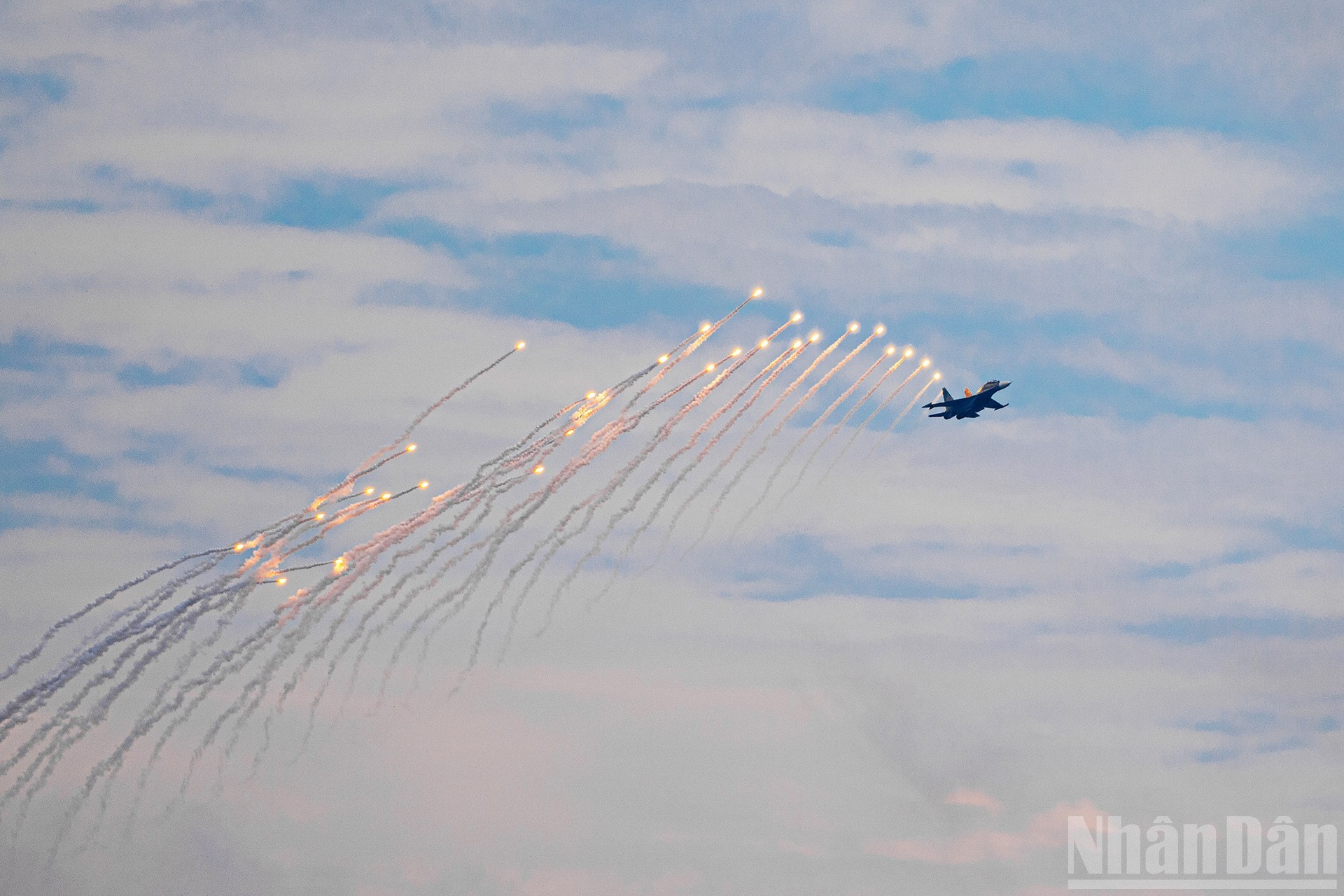 Истребители Су-30МК2 сбрасывают тепловые ловушки в небе столицы.