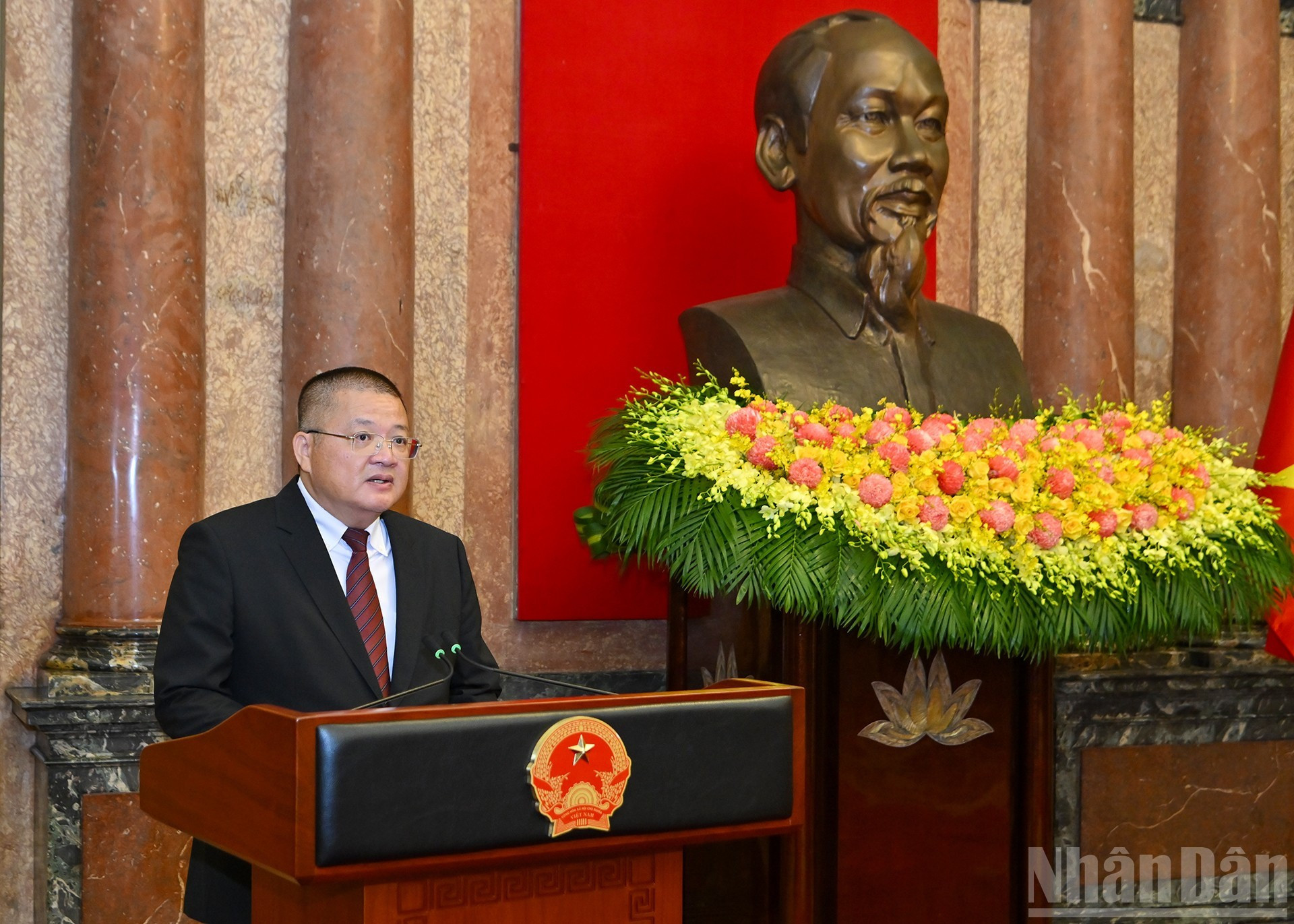 Представитель выступает от имени послов, которым были присвоены ранги и вручены назначения.