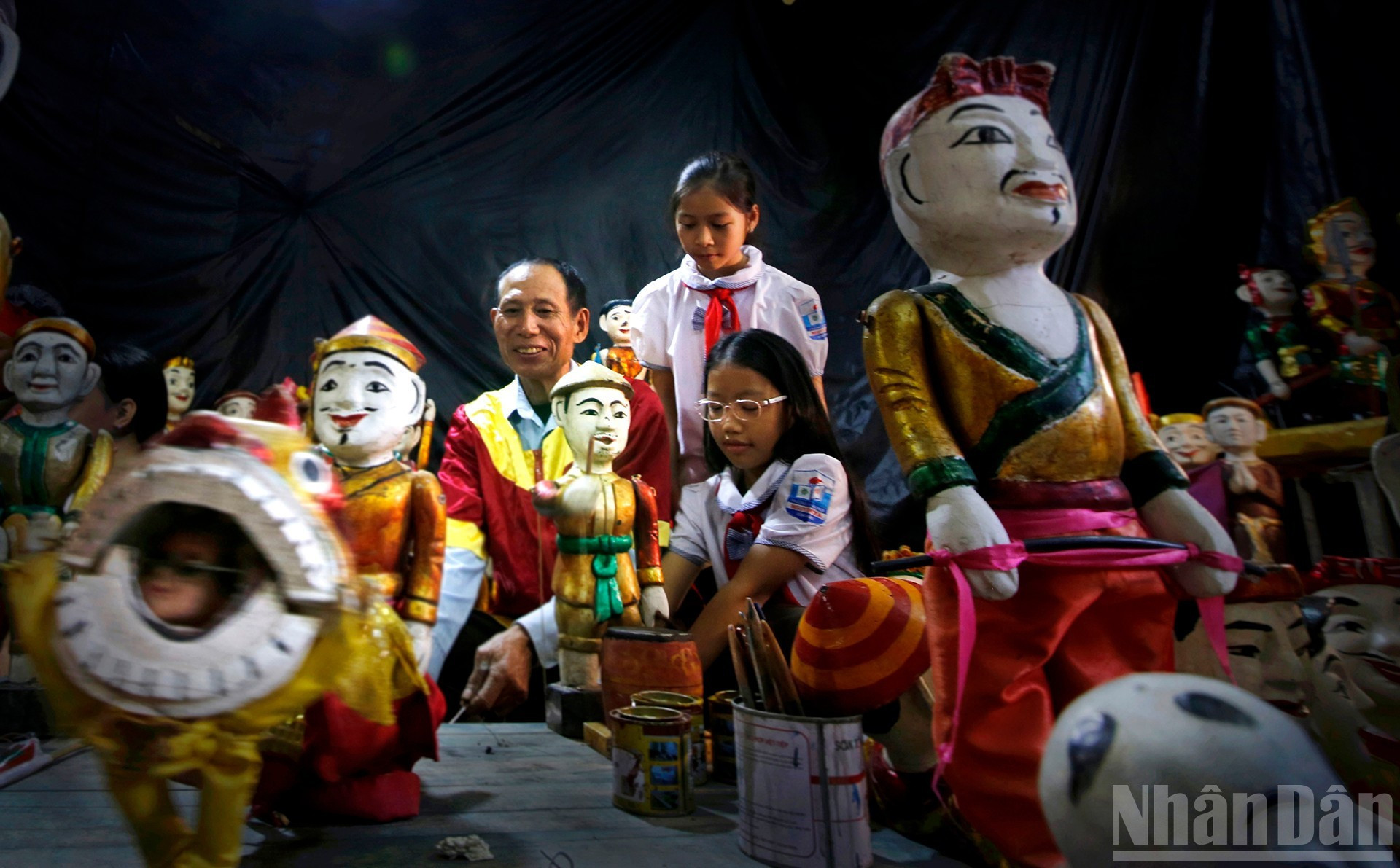 Школьники отрабатывают навыки управления куклами.