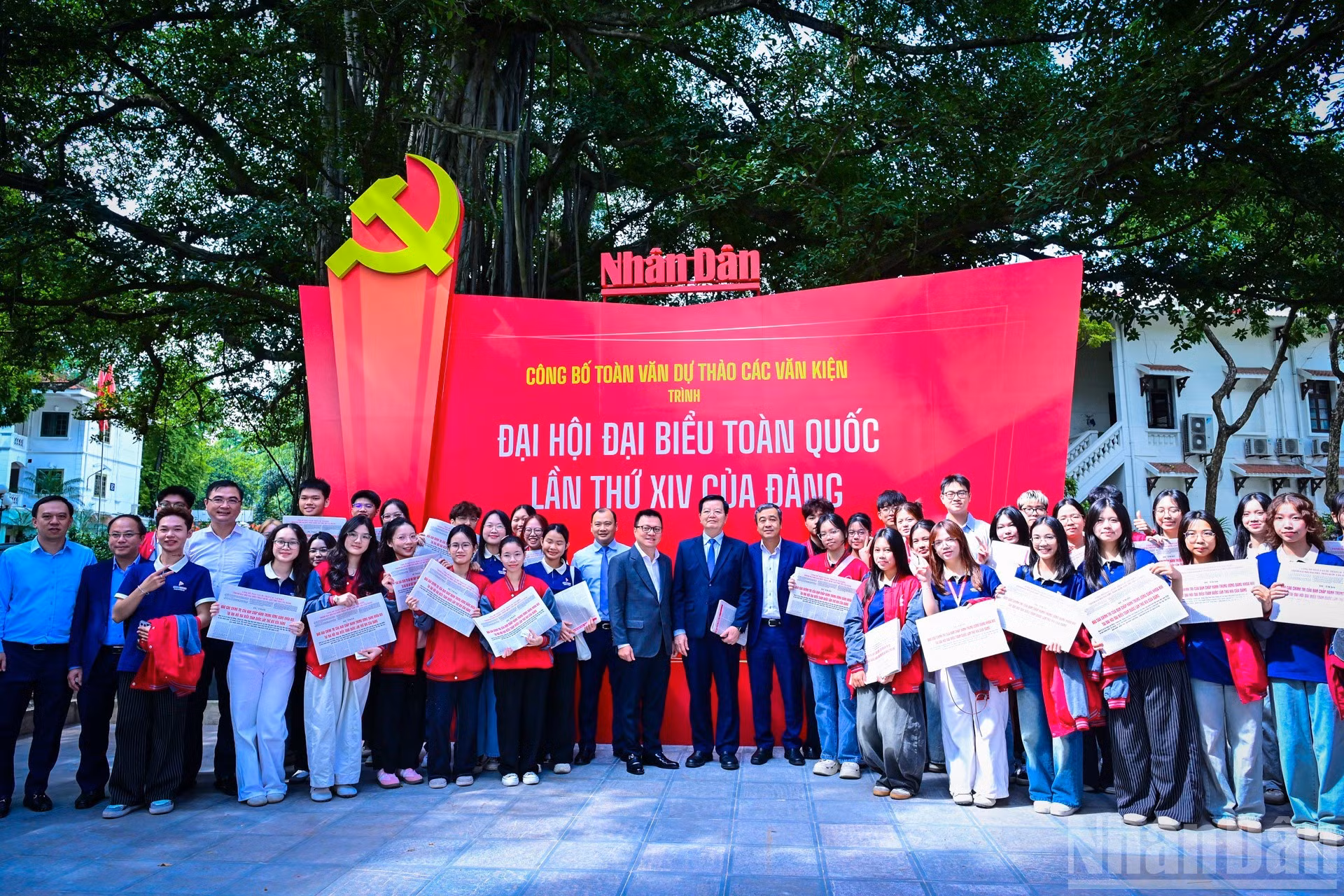 Руководители и гости посещают экспозицию и фотографируются на память вместе с молодыми читателями.