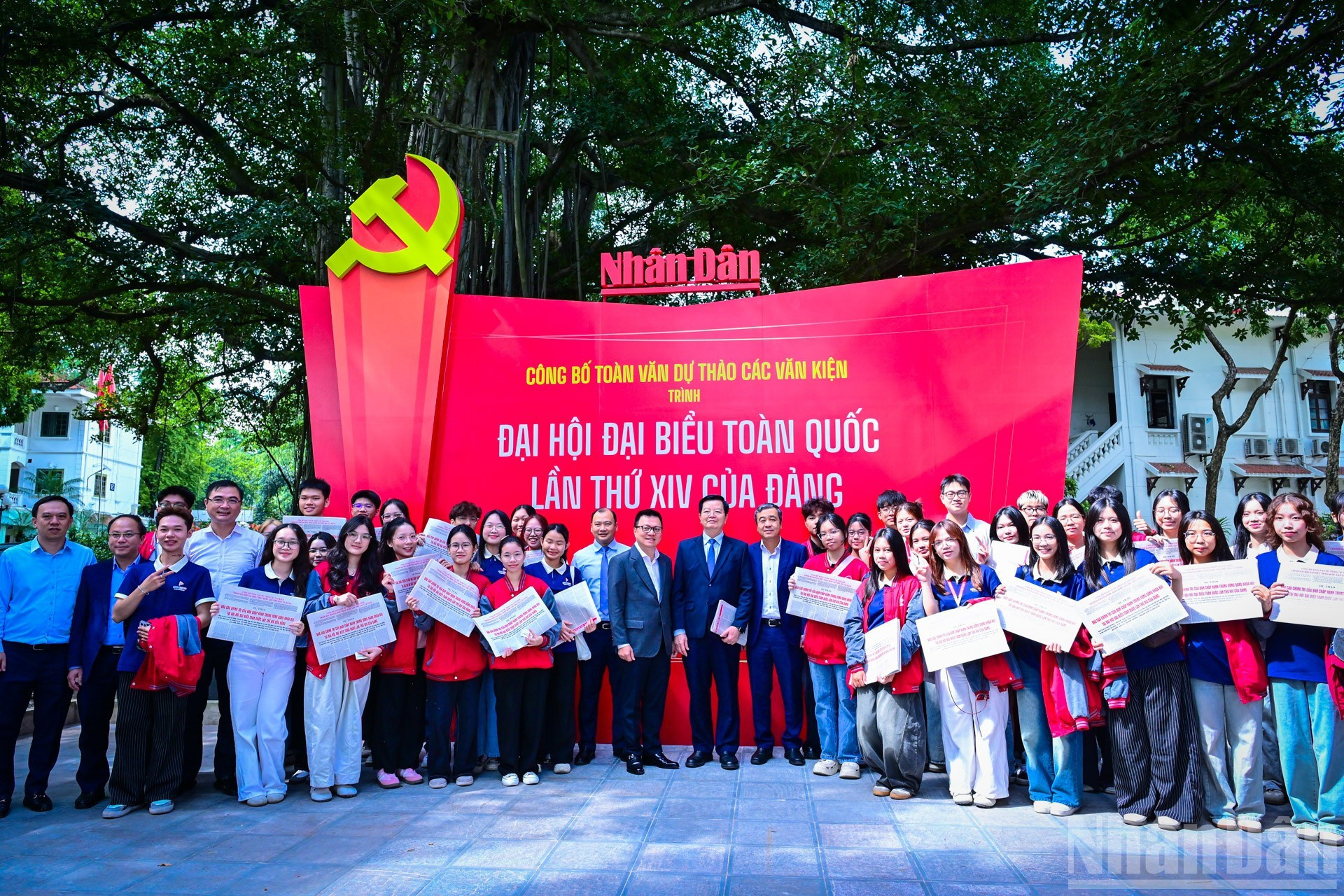 Руководители и гости посещают экспозицию и фотографируются на память вместе с молодыми читателями.