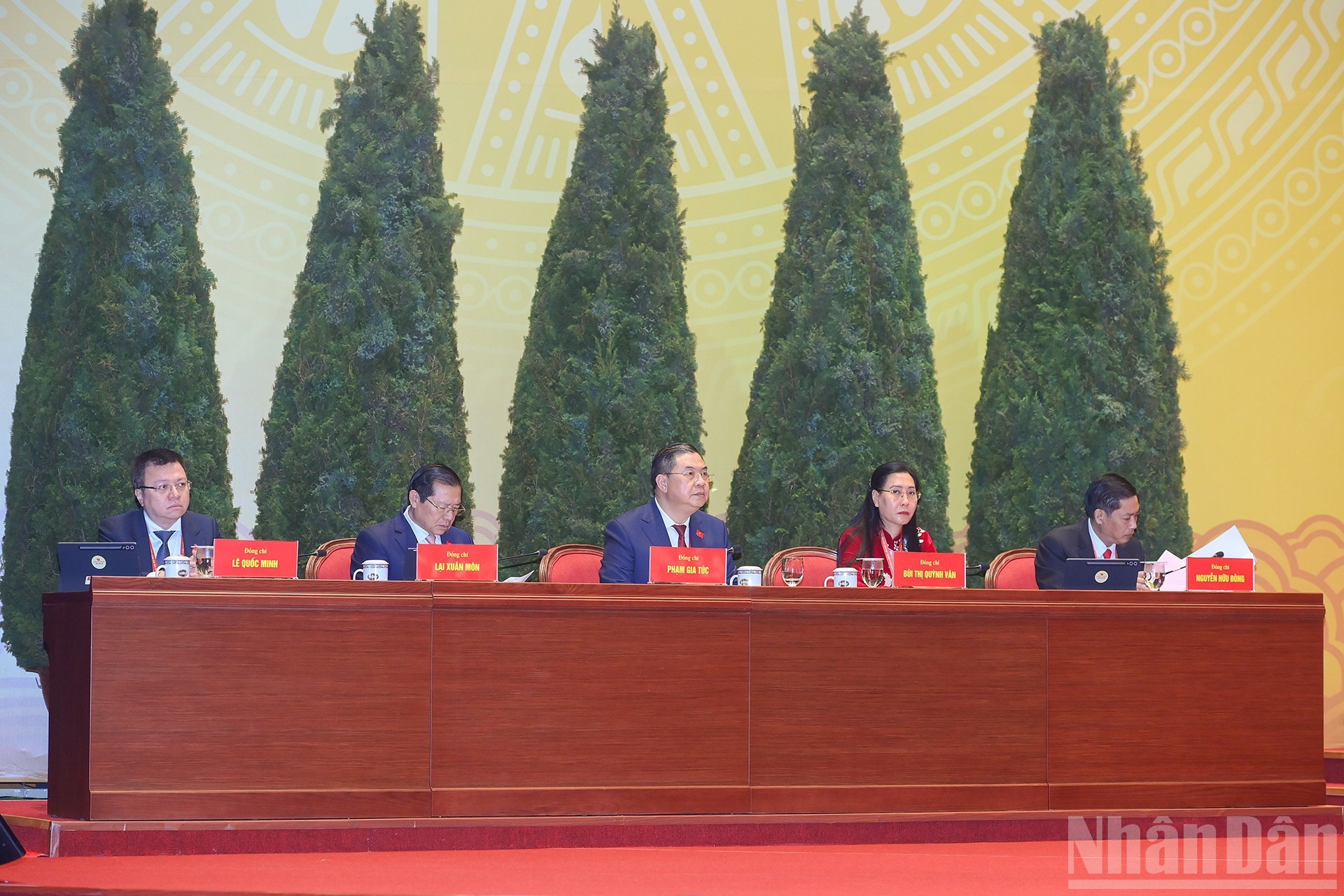 Секретариат съезда на подготовительном заседании. (Фото: Данг Кхоа)