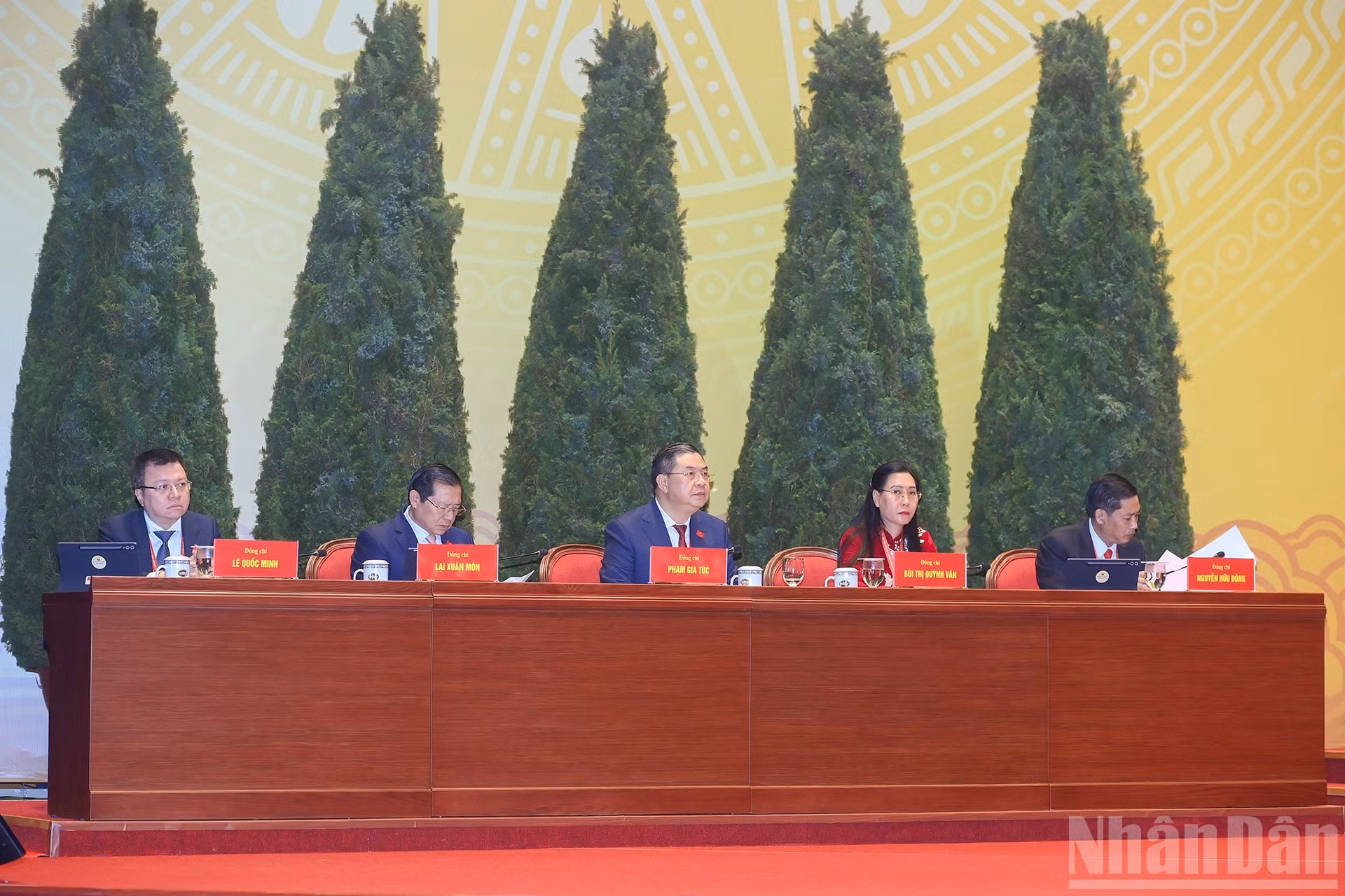 Секретариат съезда на подготовительном заседании. (Фото: Данг Кхоа)