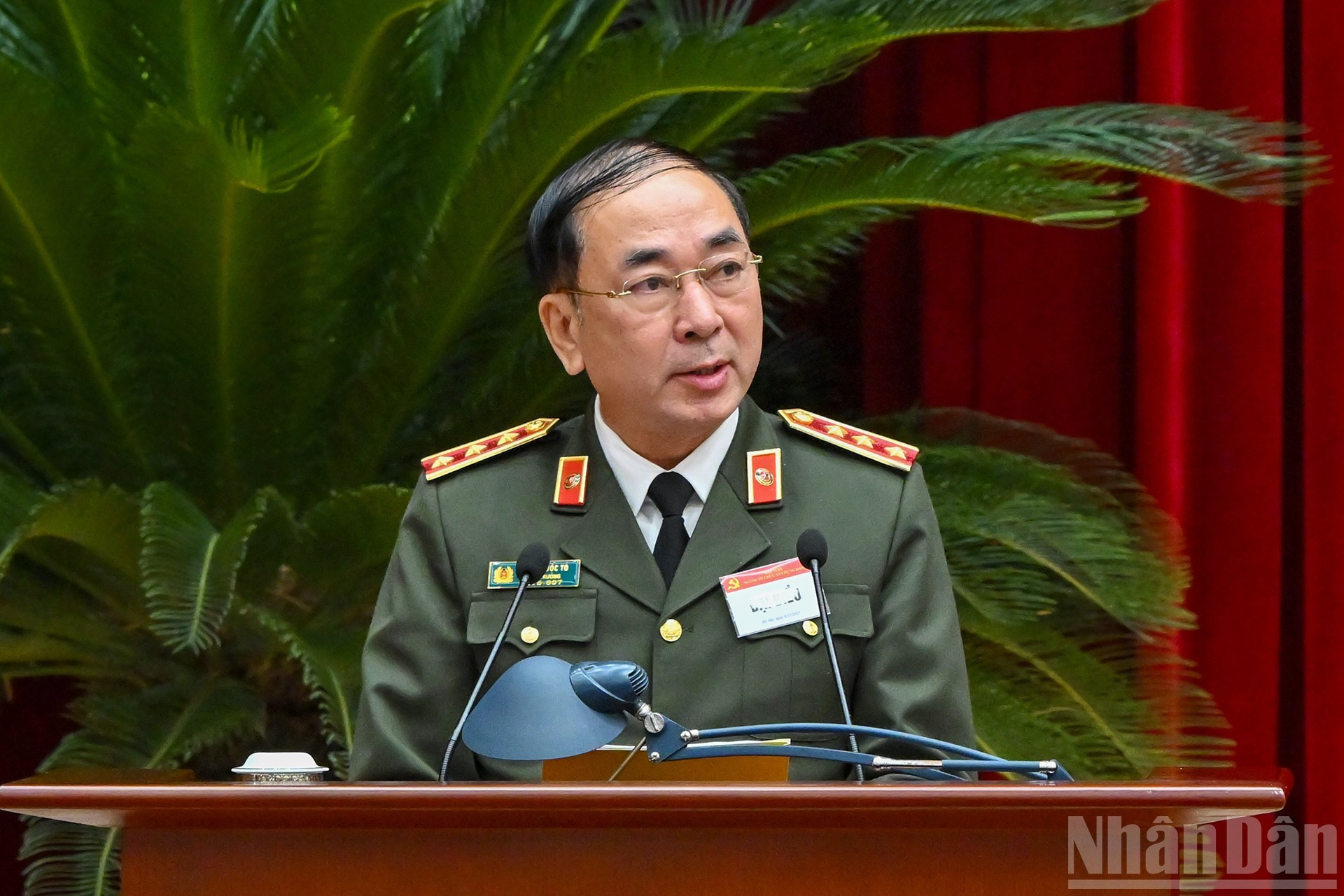 Заместитель министра общественной безопасности Чан Куок То представляет доклад на мероприятии.