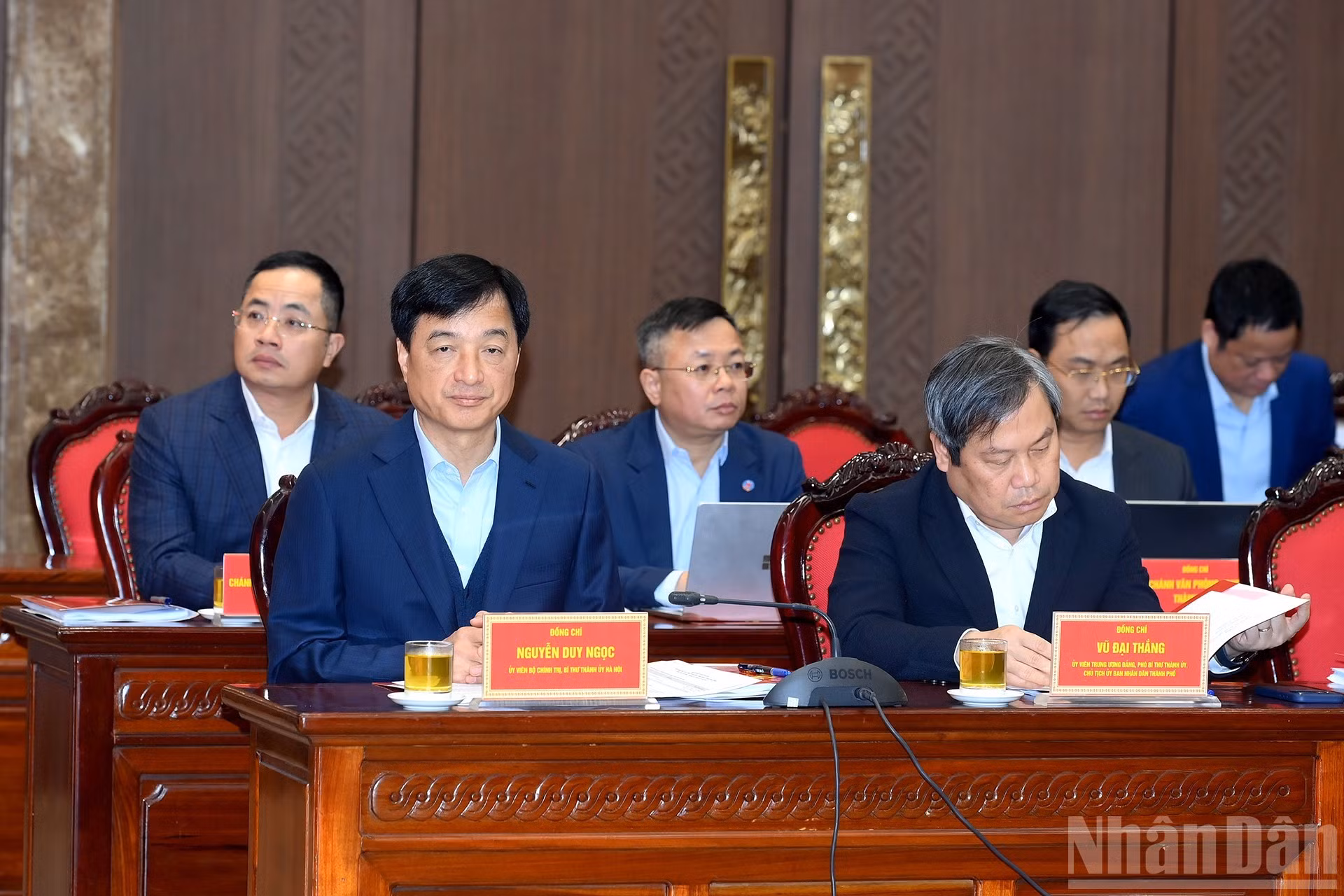 Руководство города Ханоя на рабочей встрече.