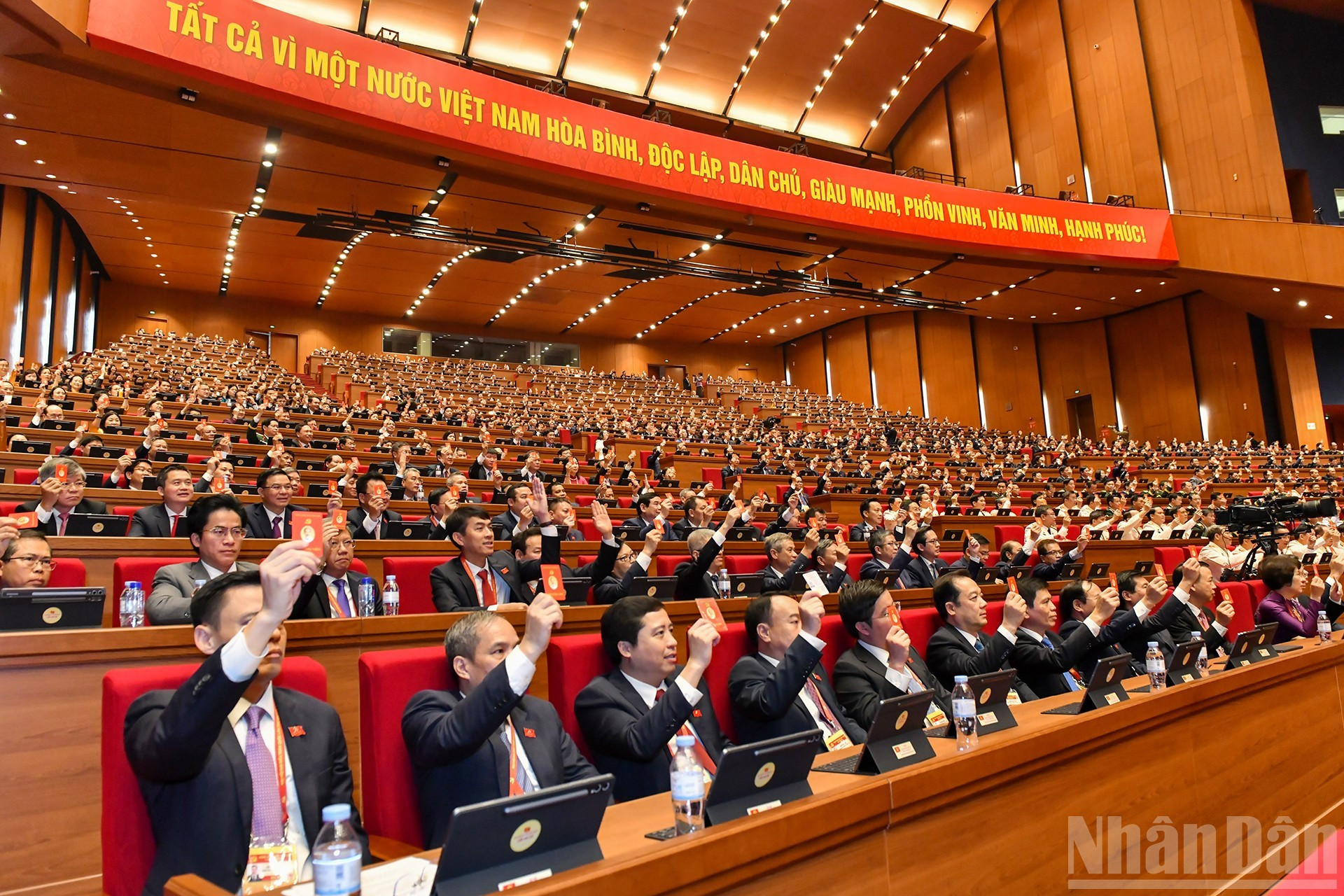 Делегаты голосуют на подготовительном заседании. (Фото: Тхюи Нгуен)