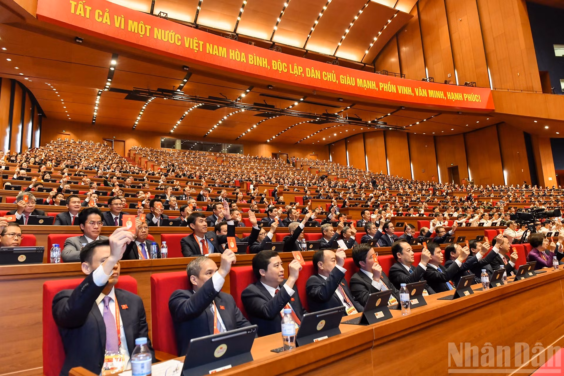 Делегаты голосуют на подготовительном заседании. (Фото: Тхюи Нгуен)