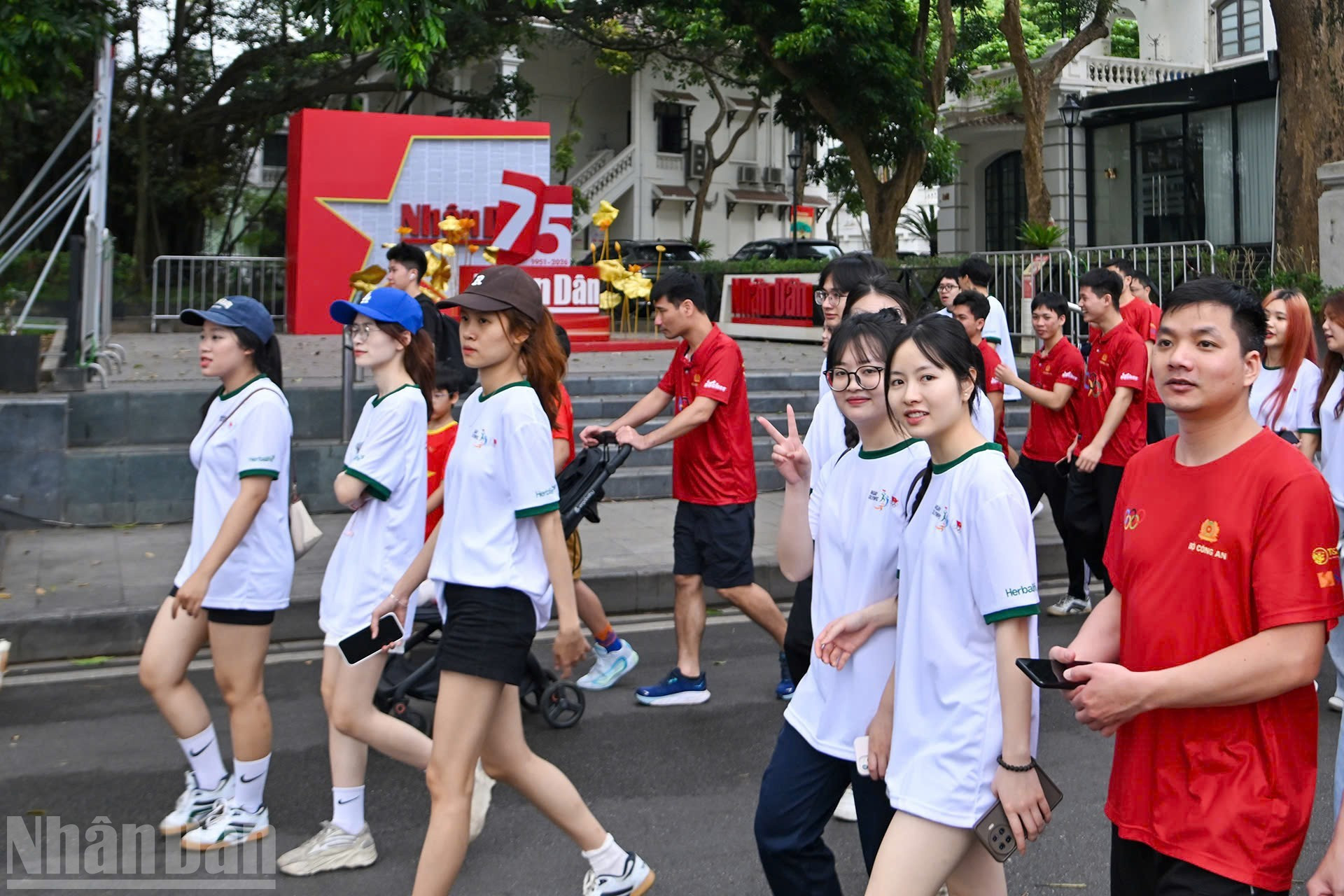 Благоприятная прохладная погода создала отличные условия для участия жителей столицы в спортивном мероприятии на открытом воздухе.