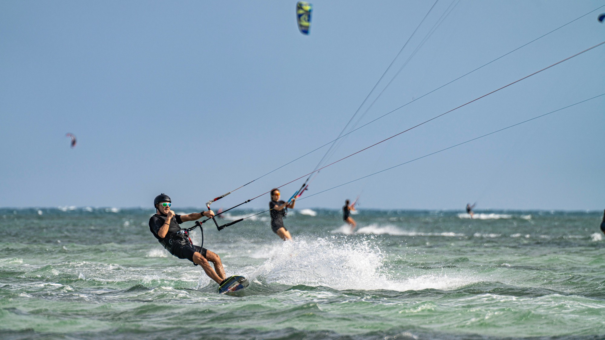 Идеальное сочетание ветра, волн и «танцоров моря» превращает Михоа в яркое пространство художественного представления.