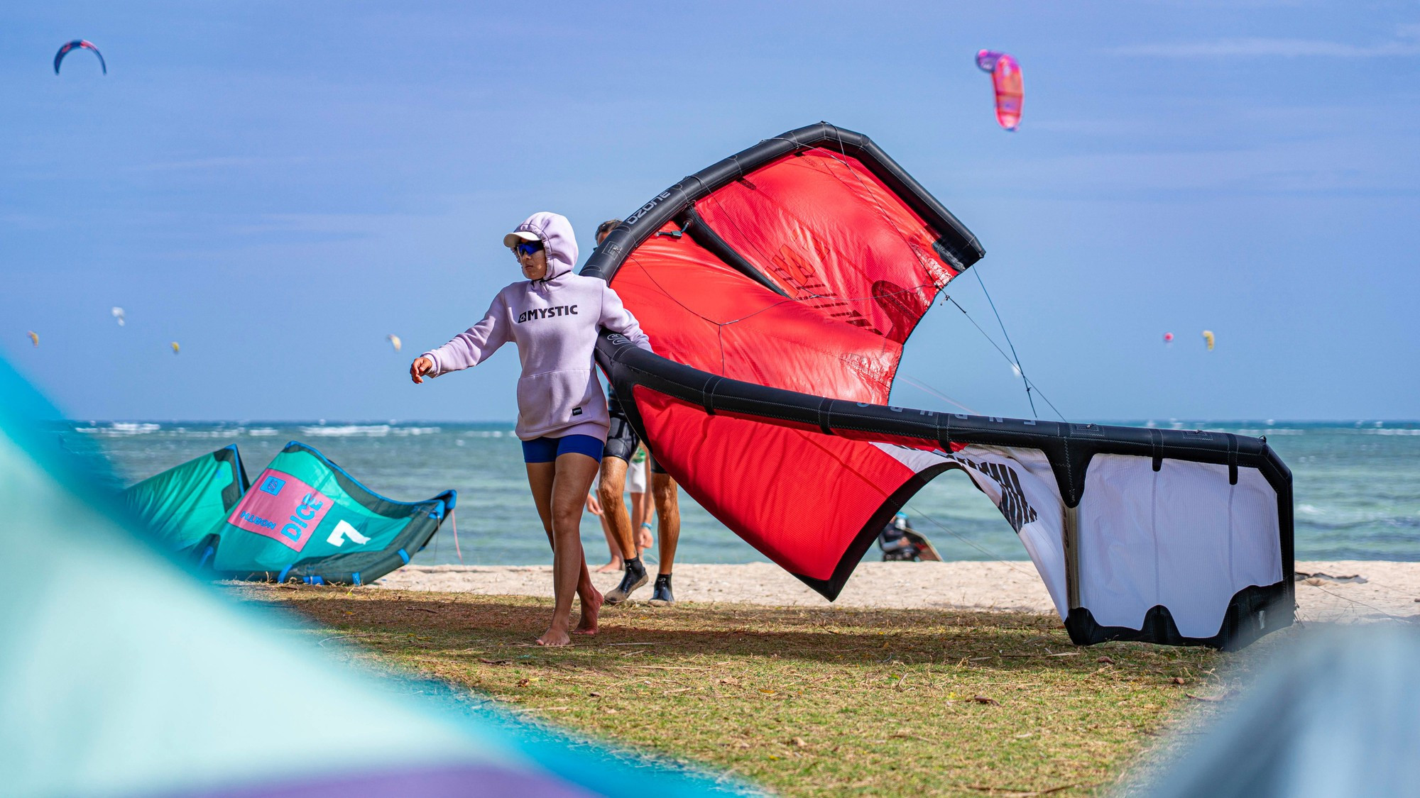 Кайты длиной около 4 метров и шириной более 1 метра надувают и выносят к морю.