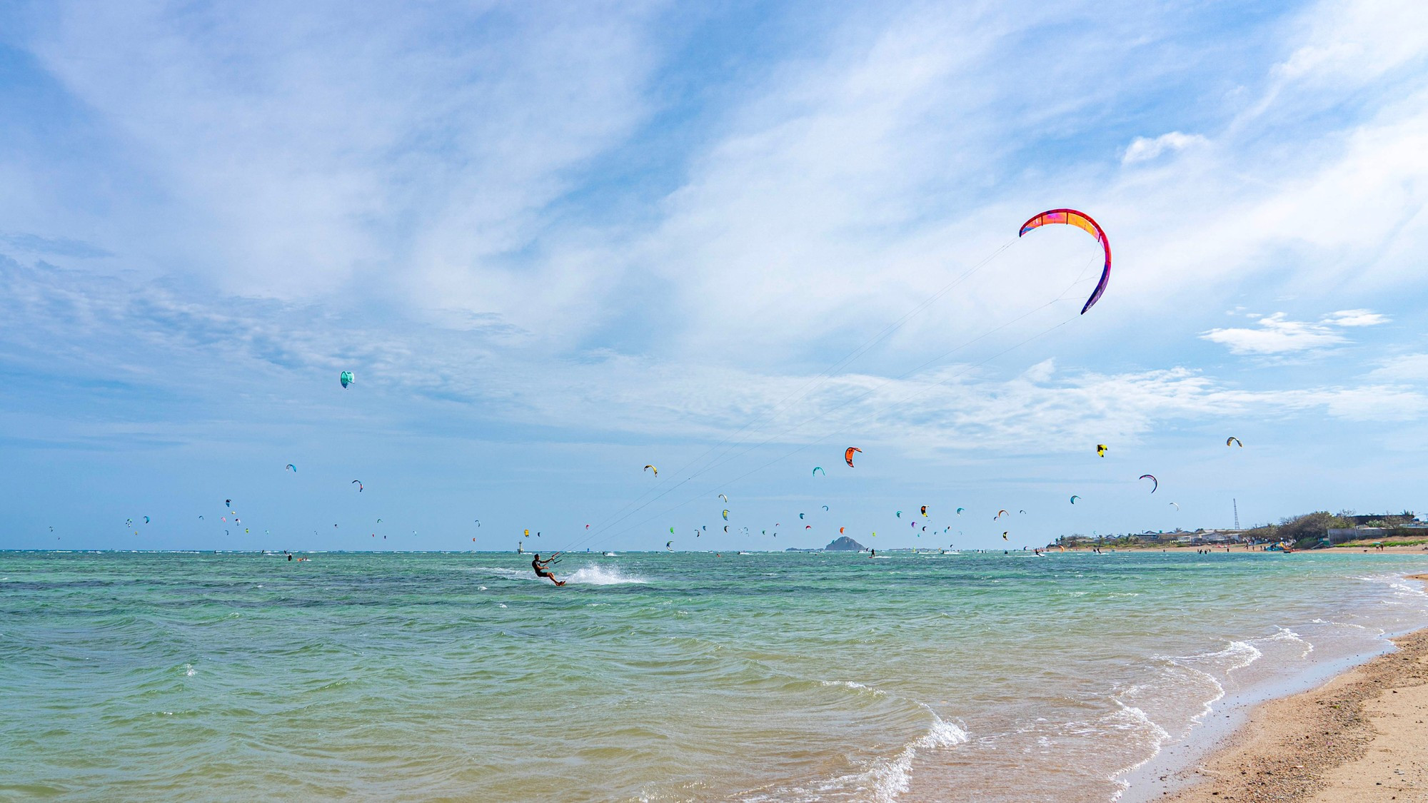 Здесь прозрачная морская вода с небольшой глубиной.