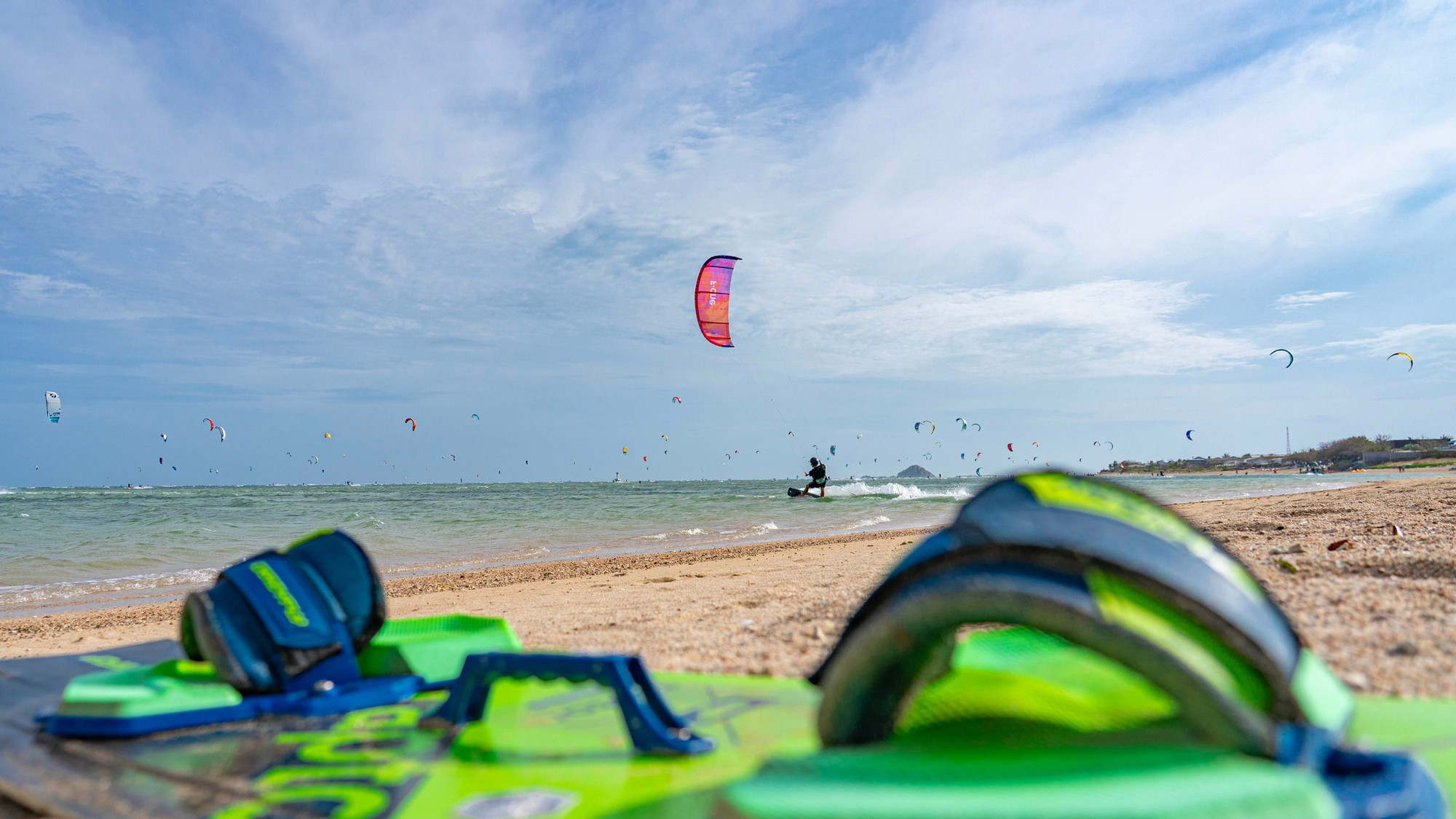 Доска специально спроектирована – легкая и компактная, позволяющая спортсмену легко скользить по воде и безопасно подниматься в воздух под тягой ветра.