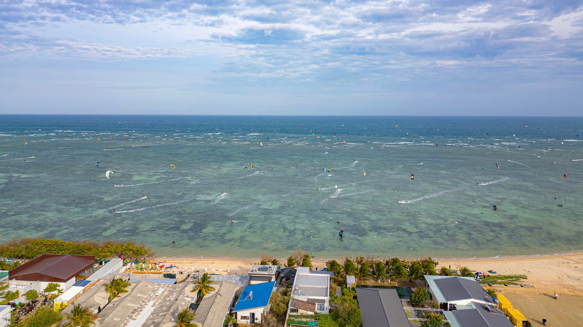 Пляж Михоа в провинции Кханьхоа считается одним из самых идеальных мест для кайтсерфинга в мире.