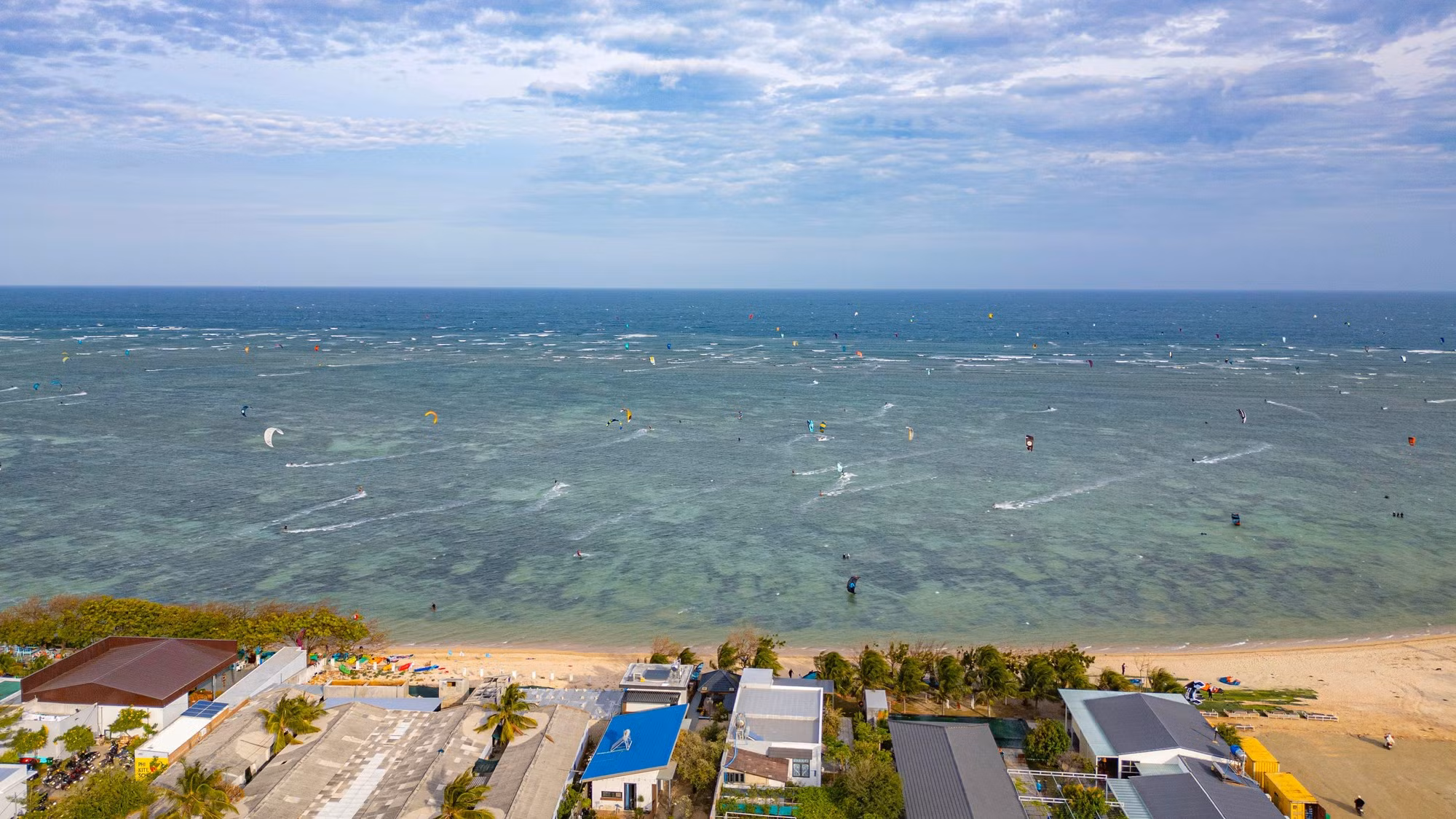 Пляж Михоа в провинции Кханьхоа считается одним из самых идеальных мест для кайтсерфинга в мире.