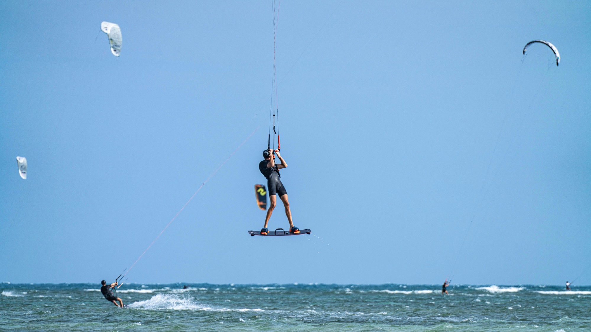 Захватывающий «прыжок» в воздухе. На такой высоте граница между небом и морем словно стирается, остается лишь полная концентрация и ощущение преодоления собственных пределов.