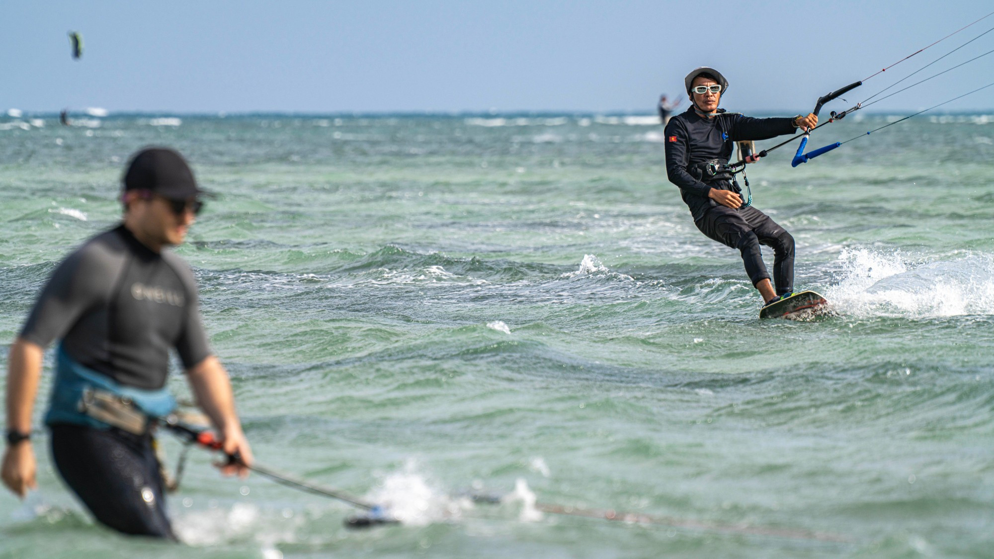 Спортсмены вновь и вновь несутся по волнам на высокой скорости, демонстрируя виртуозную технику и стремление покорить стихию.