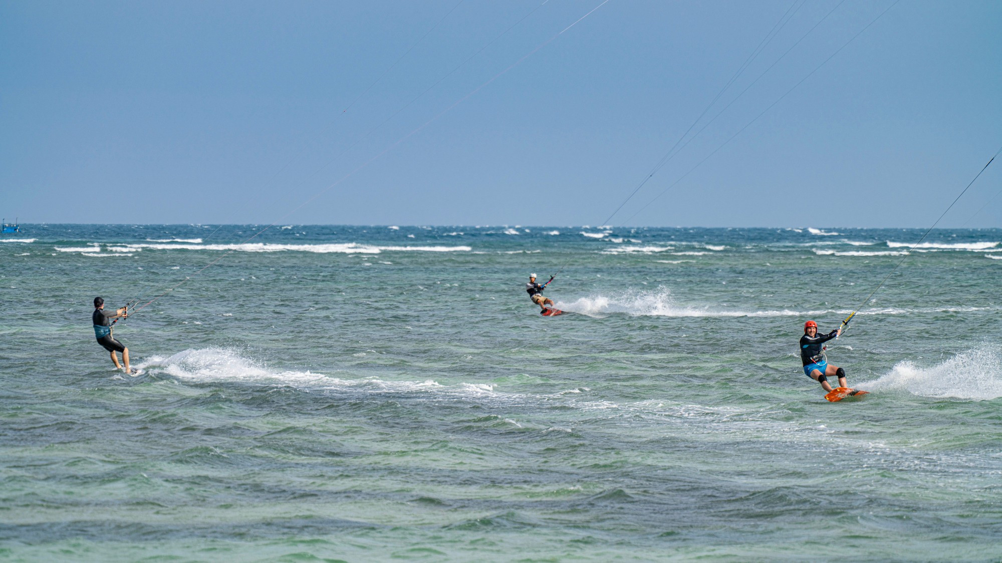 Независимо от национальности и языка, сообщество кайтсерферов в Михоа объединяется улыбками и сильной общей страстью.
