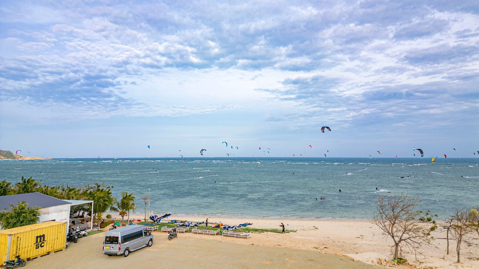 Под пестрыми кайтами они вместе делятся главным «деликатесом» юга Кханьхоа – ветром.