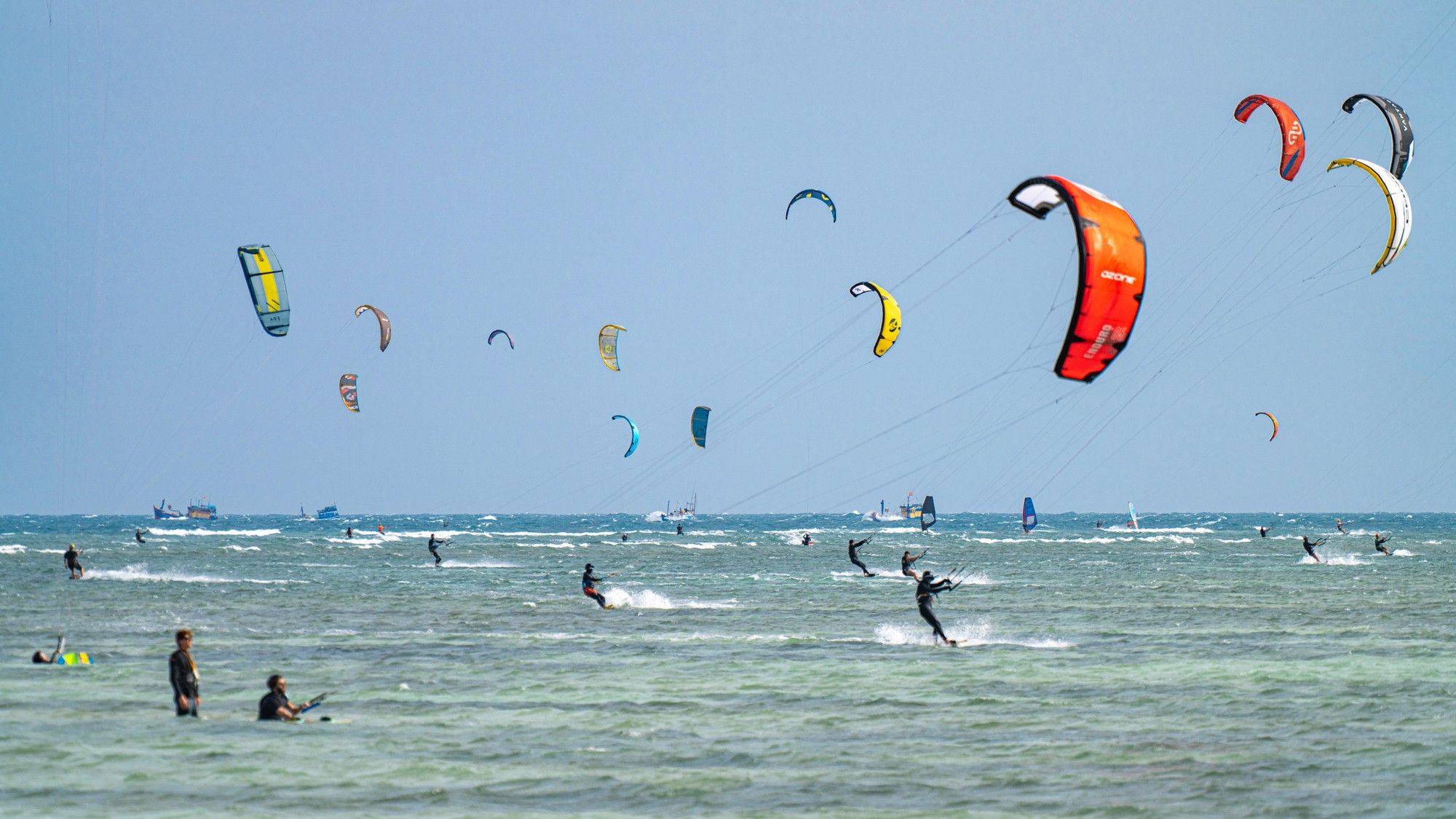 Кроме того, круглый год дуют сильные ветры.