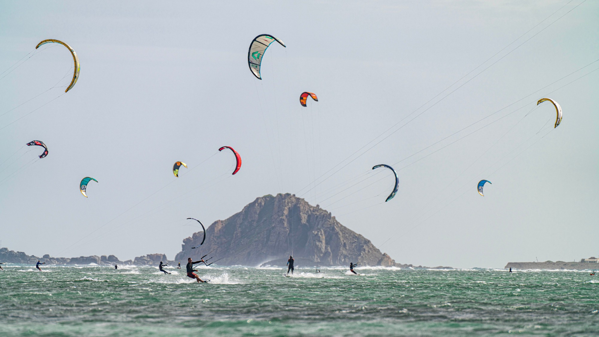 Используя характерную для солнечного и ветреного Ниньтхуана силу ветра, каждый спортсмен становится настоящим «танцором».