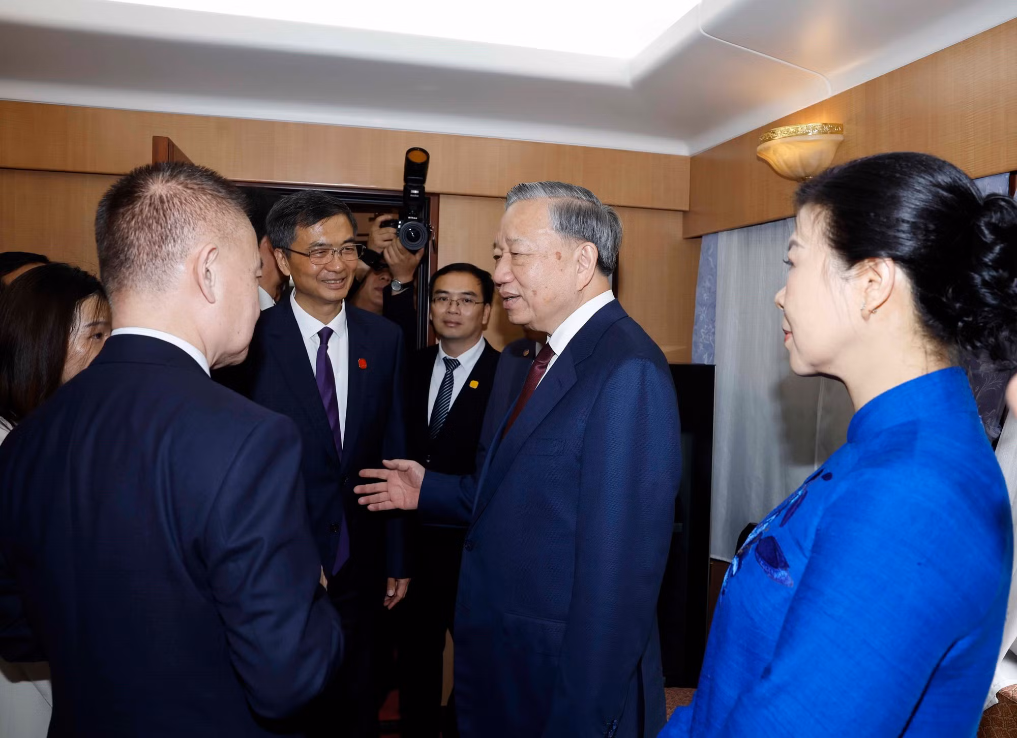 Китайские делегаты провожают Генерального секретаря ЦК КПВ, Президента То Лама и его супругу на станции Пинсян, Китай. (Фото: ВИА)