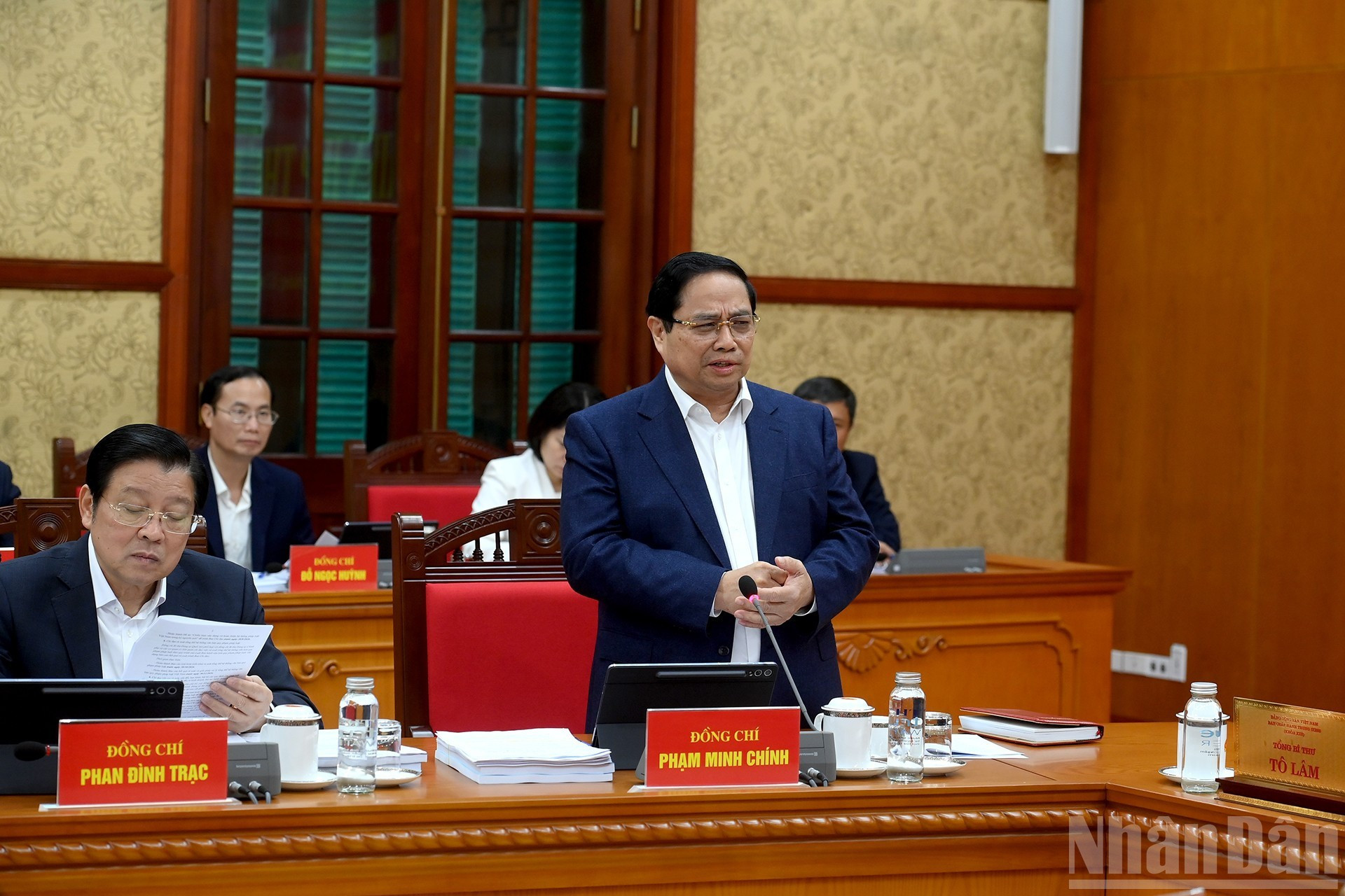 Премьер-министр Фам Минь Тьинь выступает на заседании.