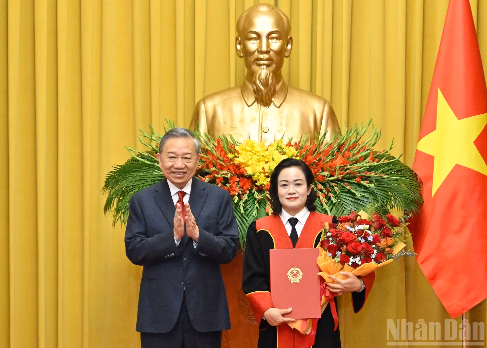Генеральный секретарь ЦК КПВ, Президент То Лам вручает решение о назначении товарища Нгуен Хай Чам, судьи Верховного народного суда, на должность Заместителя председателя Верховного народного суда.