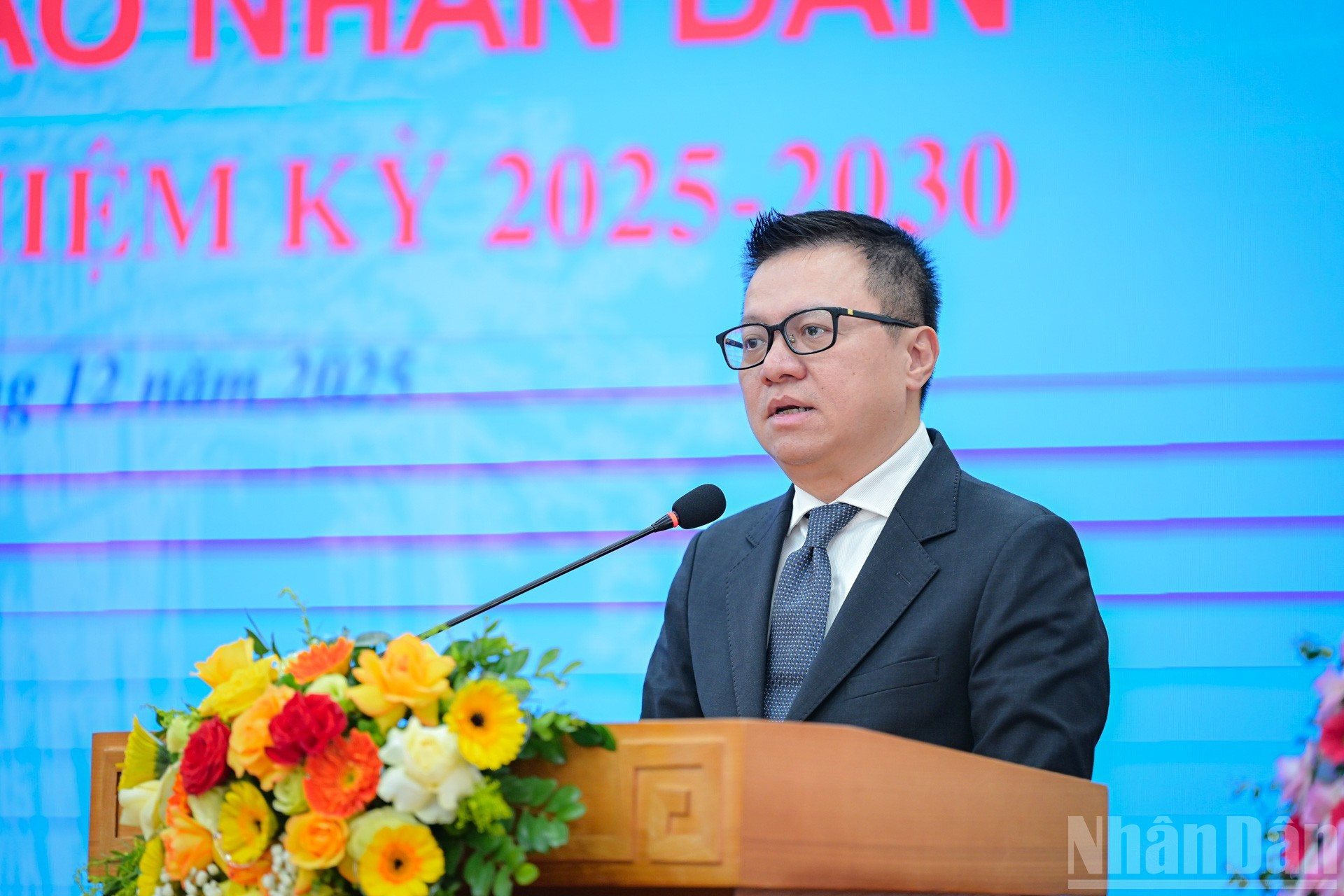 Товарищ Ле Куок Минь выступает с руководящей речью.