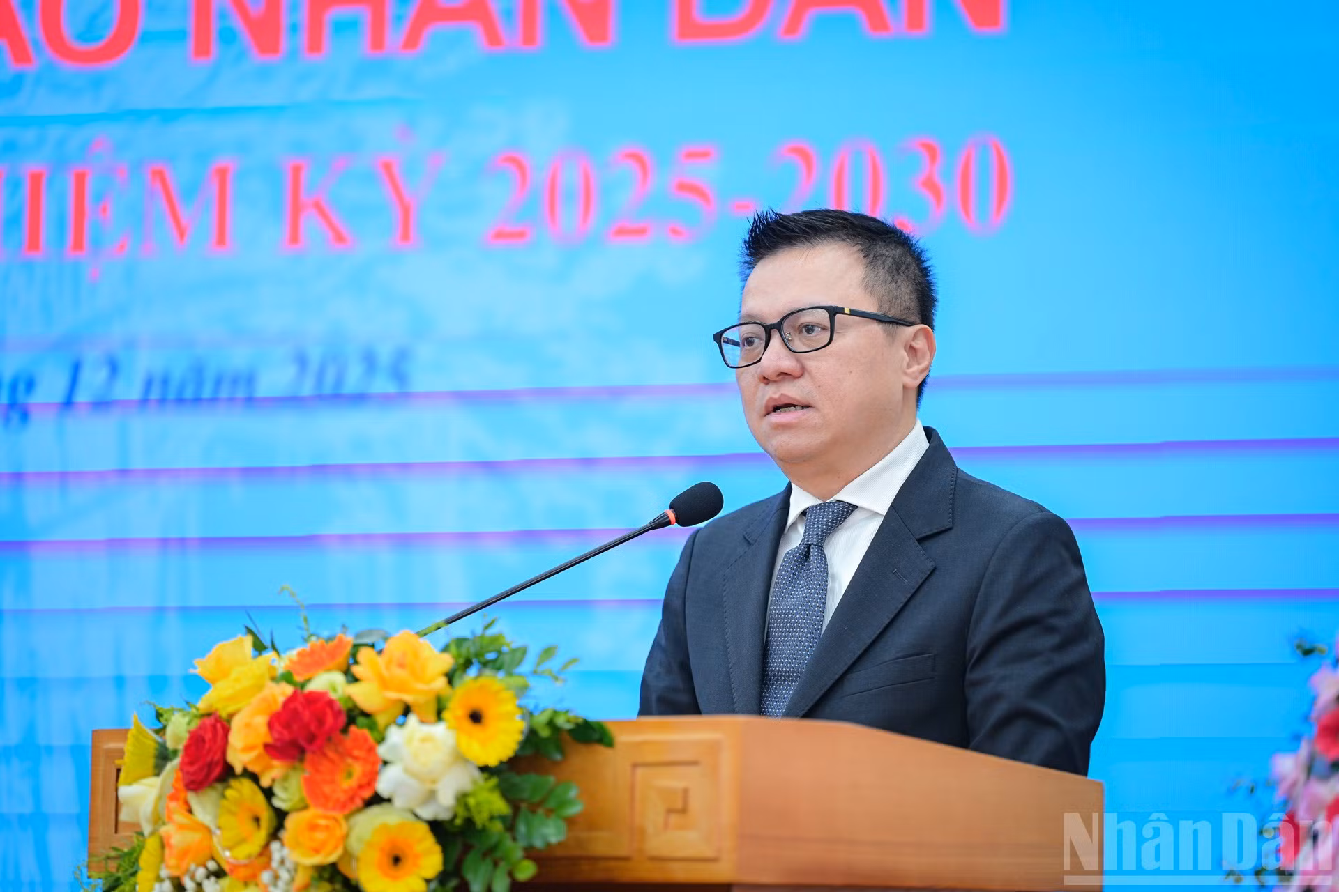 Товарищ Ле Куок Минь выступает с руководящей речью.