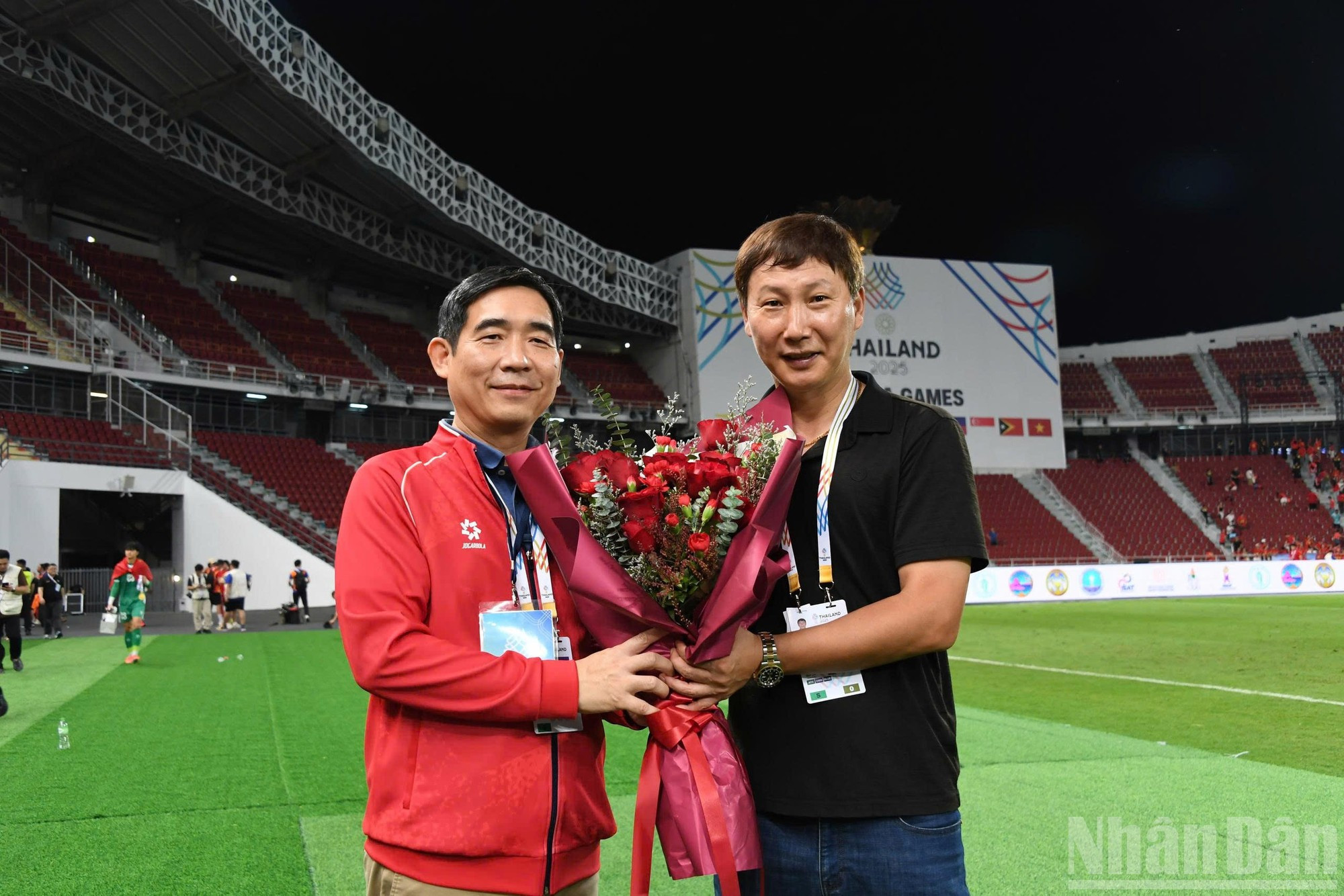 Посол Вьетнама в Таиланде Фам Вьет Хунг вручает цветы и поздравляет главного тренера Ким Сан Сика с победой. (Фото: Суан Шон - Минь Тханг)