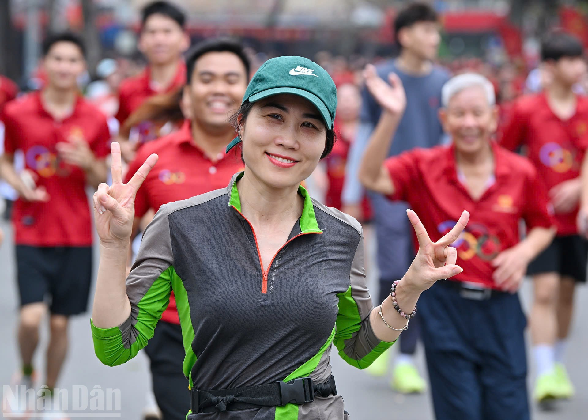 Яркие улркие улыбки и энергичный бег участников-любителей создают атмосферу массового спортивного праздника.ыбки и энергичный бег участников-любителей создают атмосферу массового спортивного праздника.