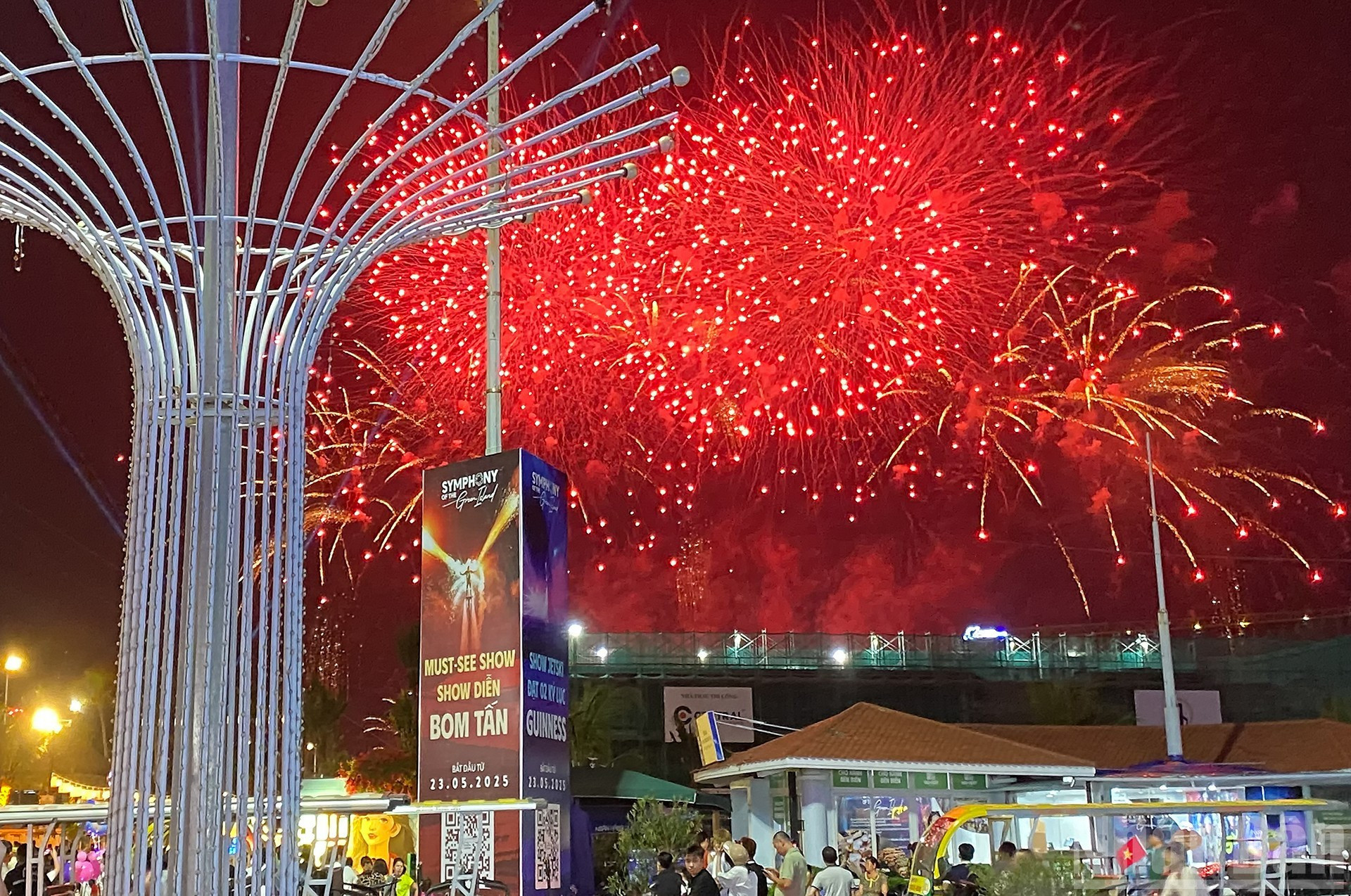 Ночные туристические туры с фейерверками для гостей.