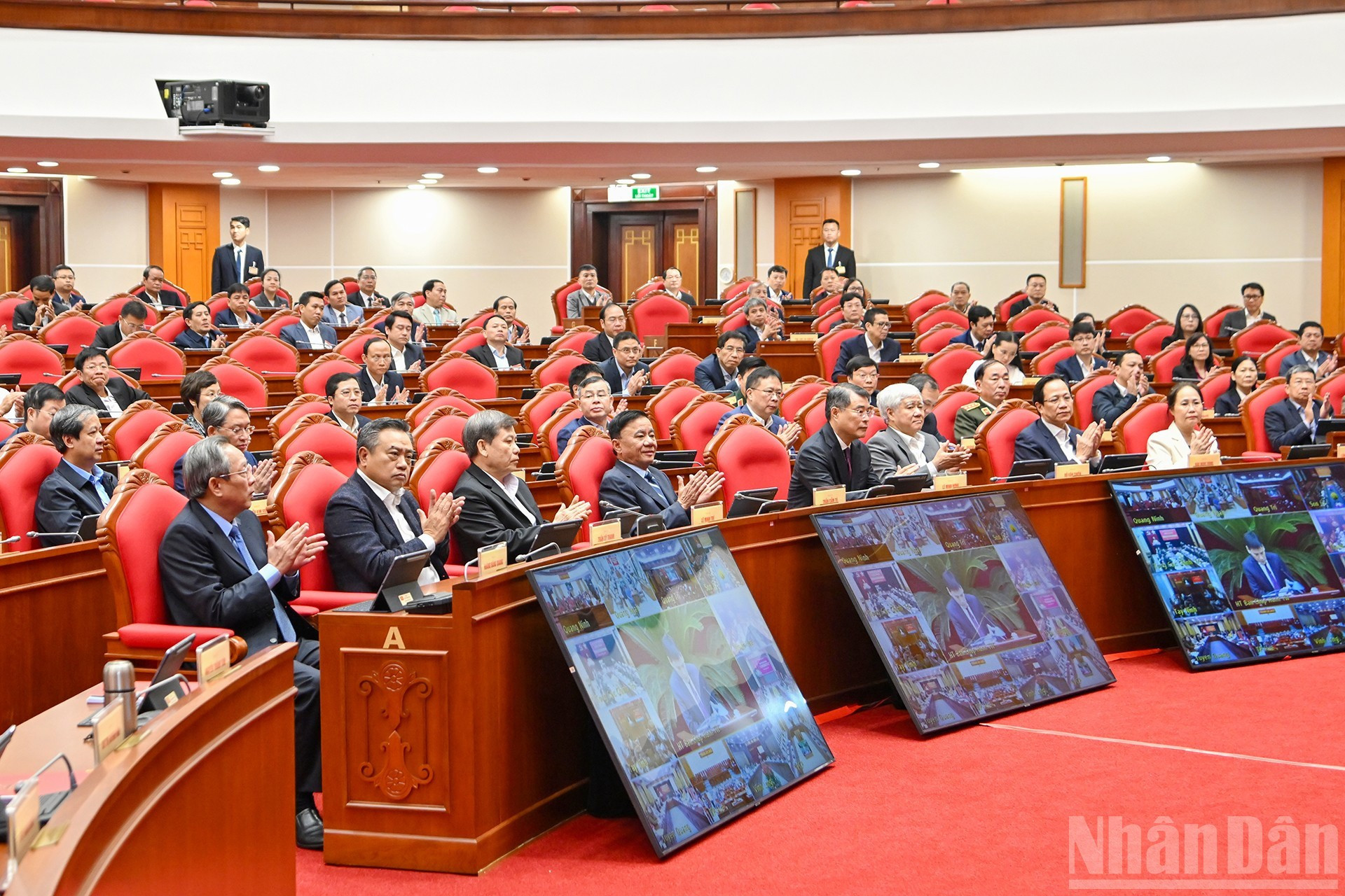 Постоянный член Секретариата Чан Кам Ту вместе с делегатами на конференции.