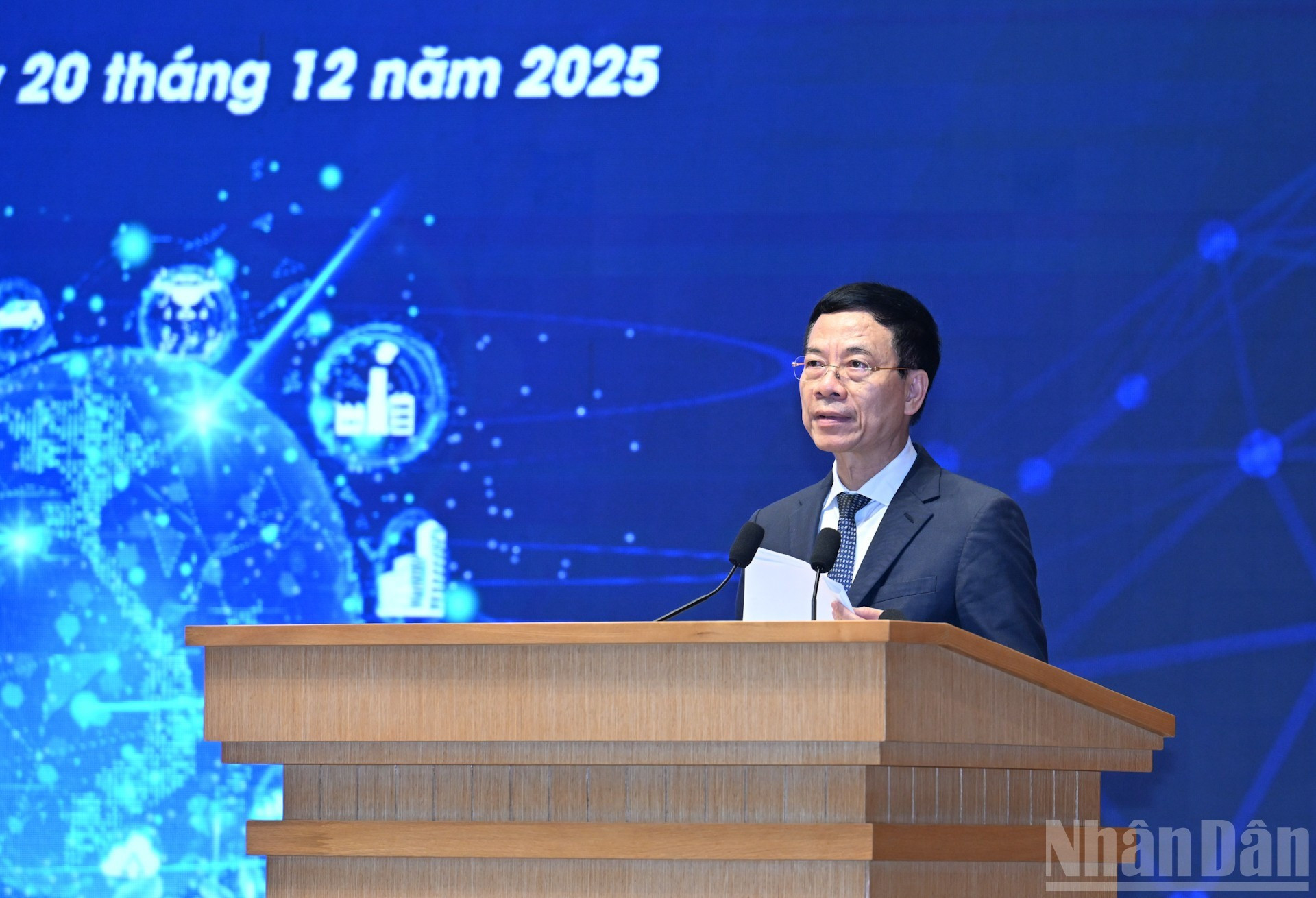 Министр науки и технологий Нгуен Мань Хунг выступает на форуме.