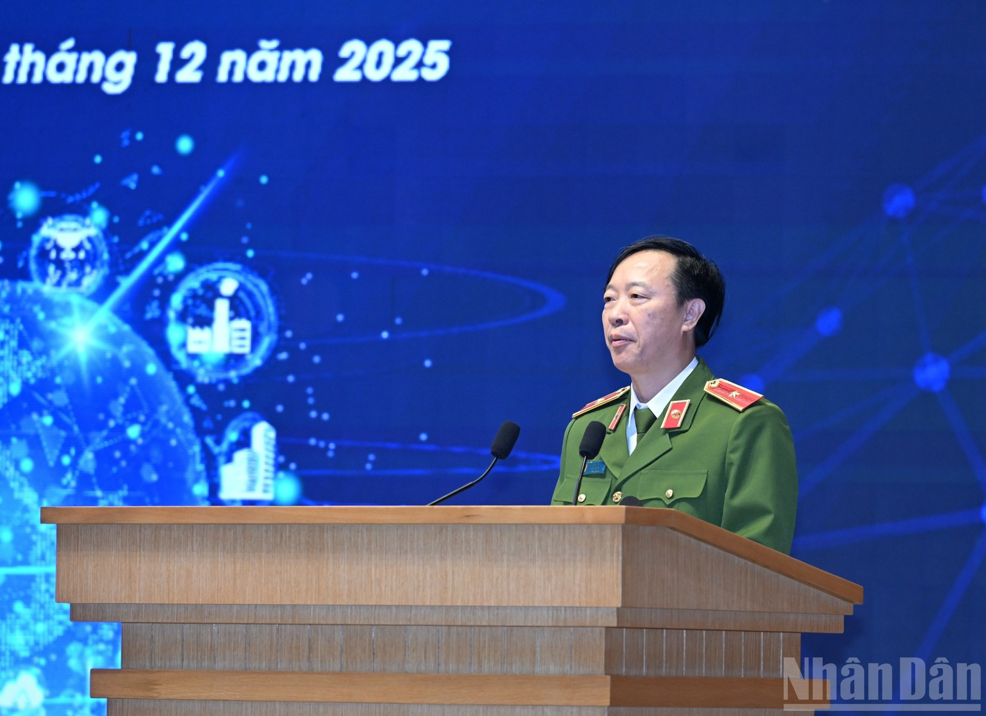 Генерал-майор Нгуен Нгок Кыонг, Директор Национального центра данных, выступает на мероприятии.