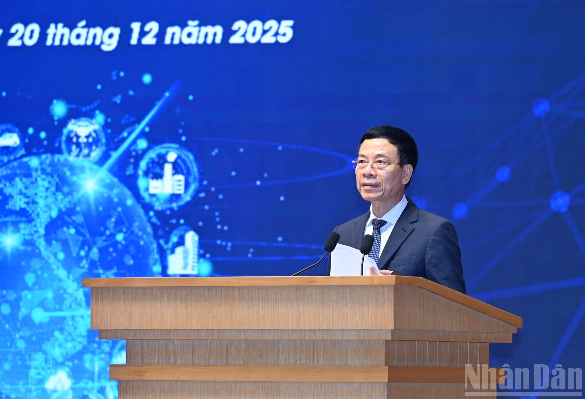 Министр науки и технологий Нгуен Мань Хунг выступает на форуме.