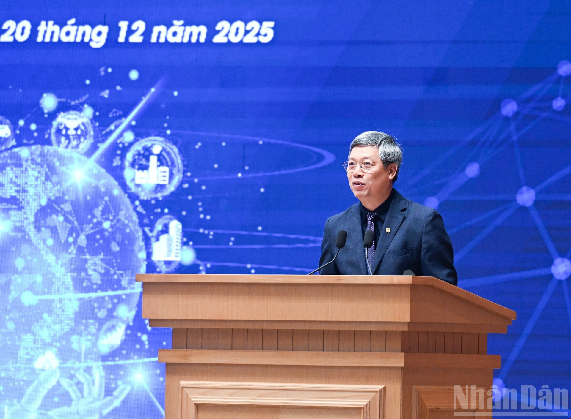 Заместитель председателя Народного комитета города Дананга выступает на форуме.