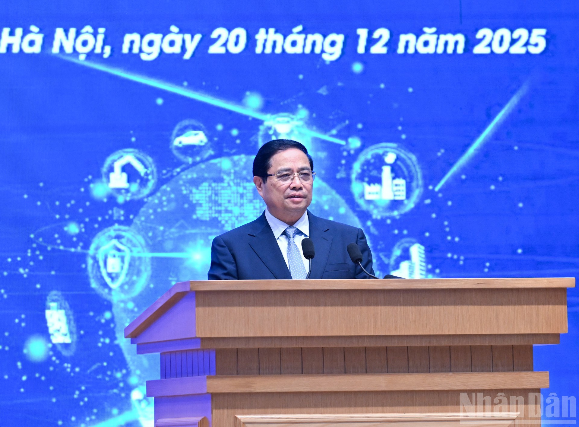 Премьер-министр Фам Минь Тьинь выступает с речью.