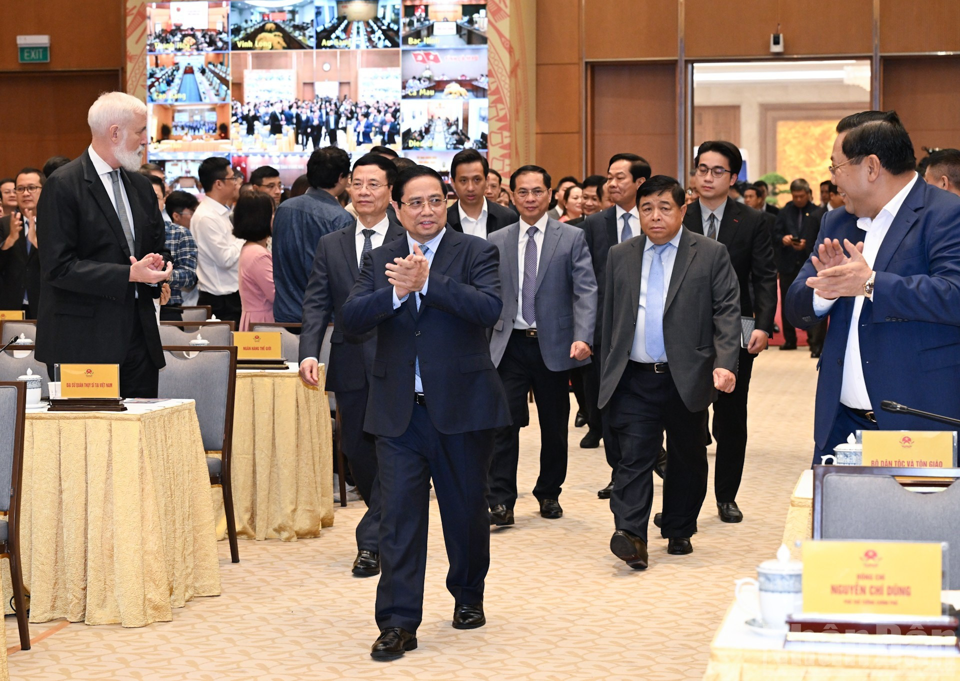 Премьер-министр Фам Минь Тьинь прибывает на форум.