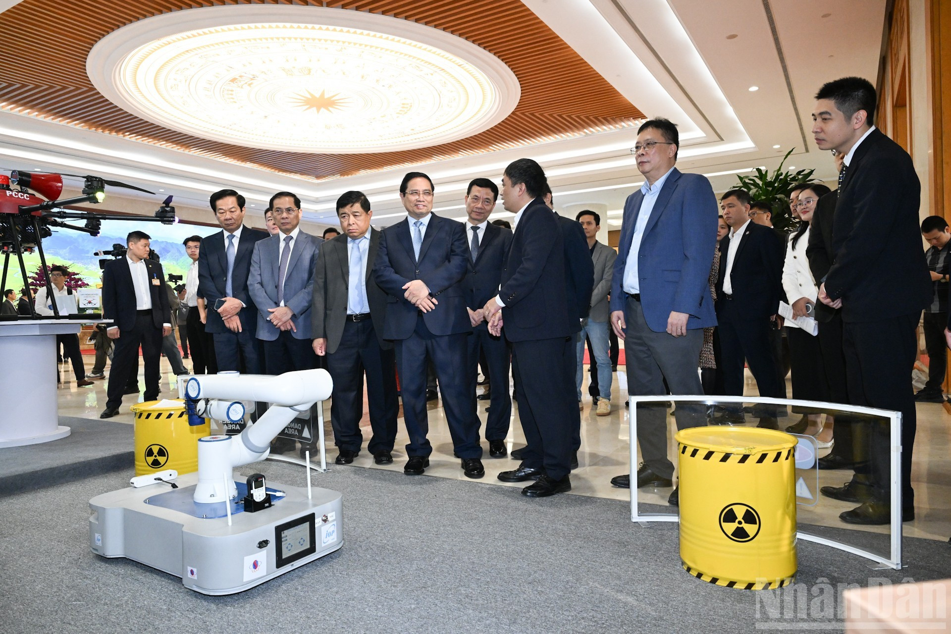 Премьер-министр Фам Минь Тьинь и вице-премьеры знакомятся с экспозицией цифровых технологических продуктов в рамках форума.