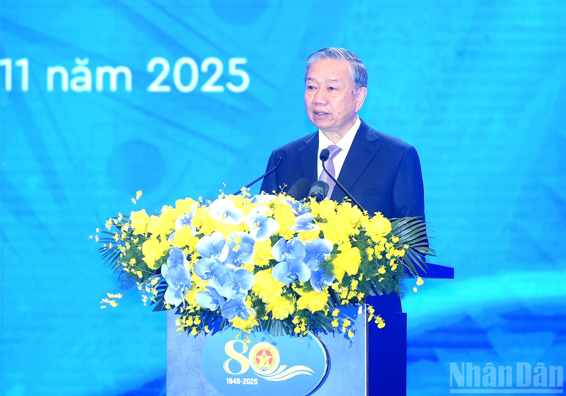 Генеральный секретарь ЦК КПВ То Лам выступает с руководящей речью.