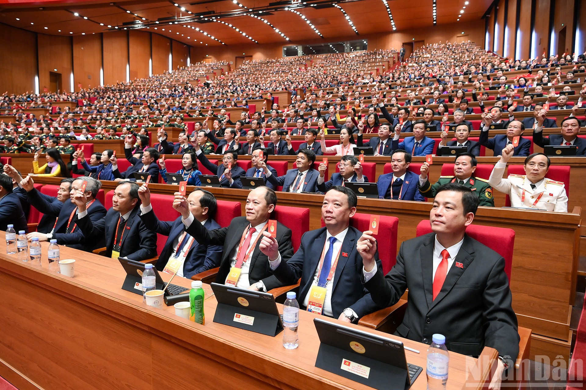 Делегаты голосуют за утверждение Резолюции XIV съезда КПВ. (Фото: Зюи Линь)