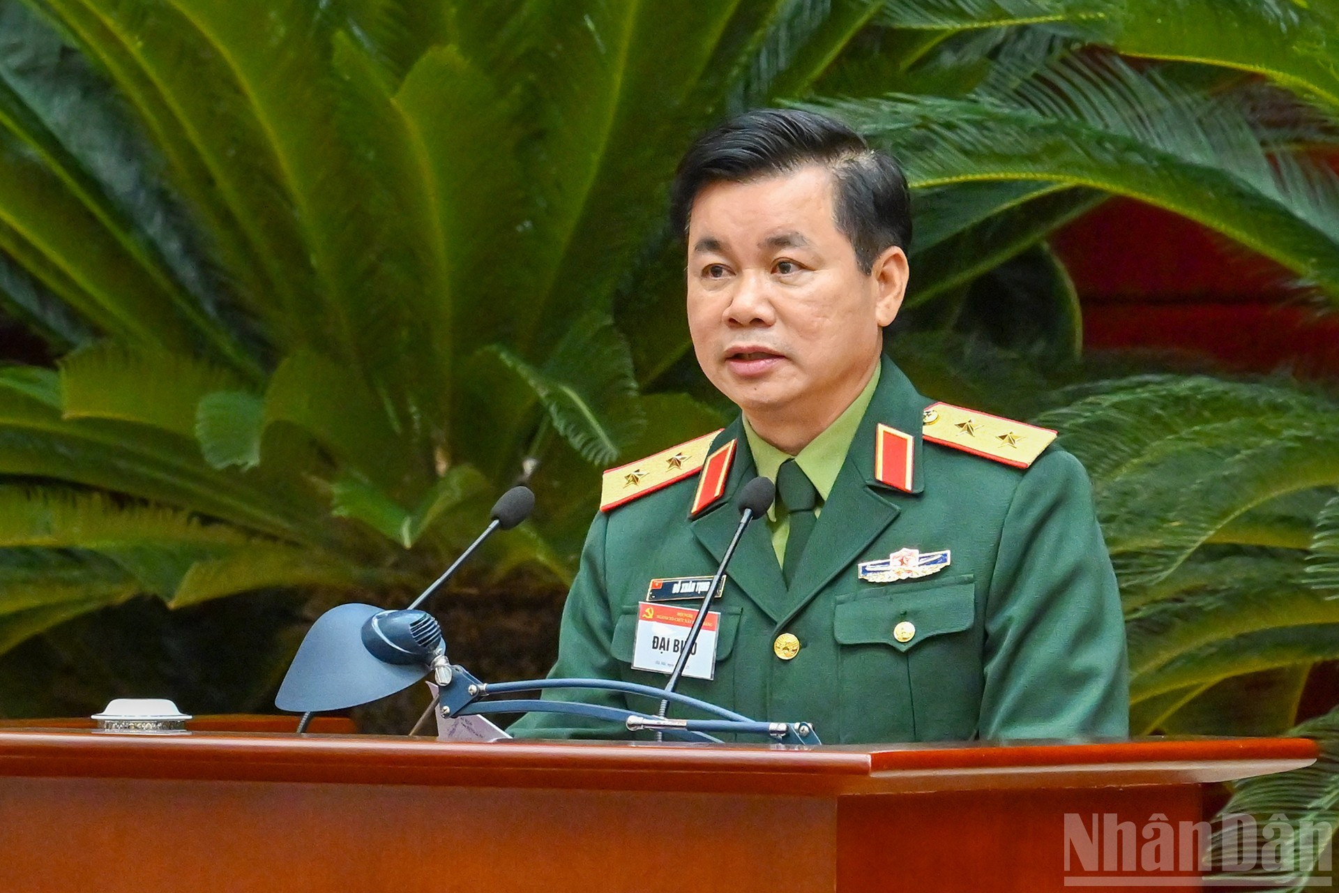 Заместитель начальника Главного политического управления Вьетнамской народной армии До Суан Тунг представляет доклад на конференции.
