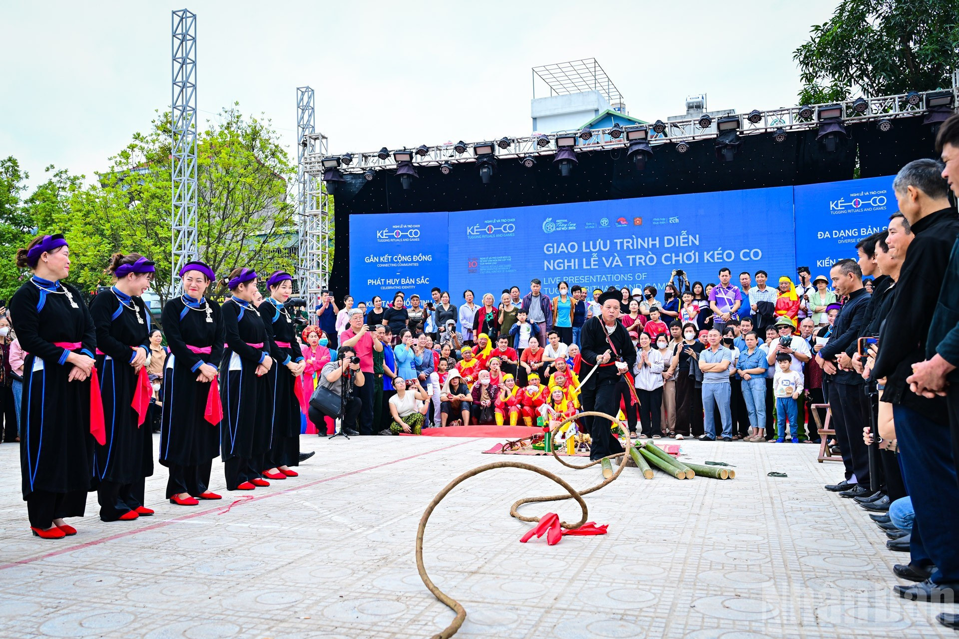 Представители народности Тэй из деревни Чунгдо общины Баоняй (провинция Лаокай) продемонстрировали ритуал жертвоприношения урожая в рамках программы. .